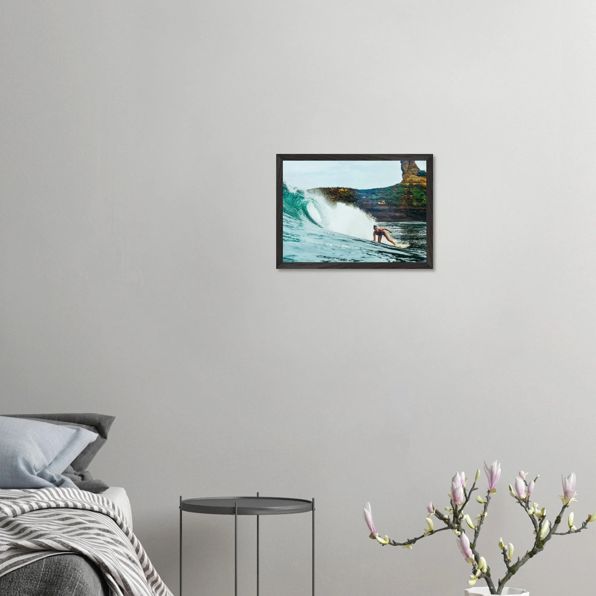 Montañita, Ecuador – Pazifik-Surferdorf an der Ruta del Sol mit rechtem Pointbreak und Backpacker-Szene. Poster im Galerie-Holzrahmen.