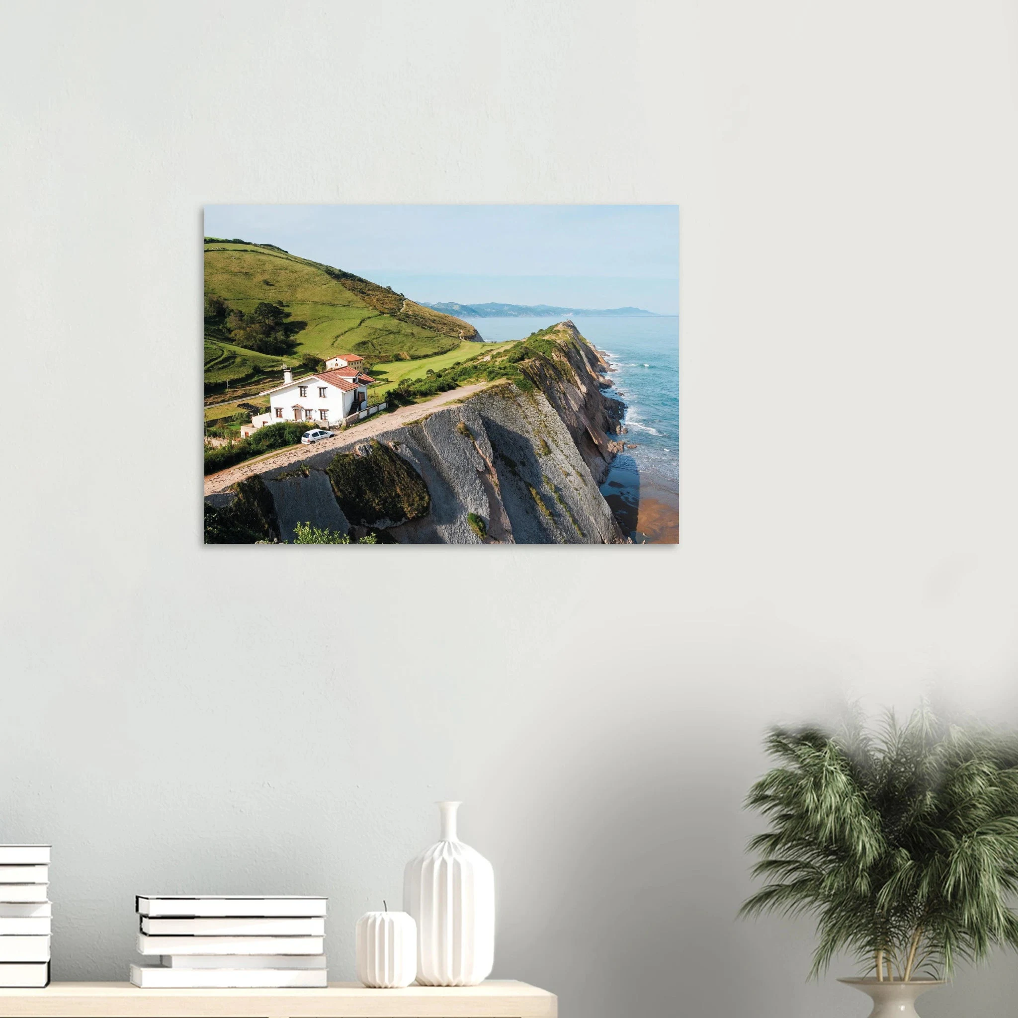 San Vicente de la Barquera, Spanien – Kantabrisches Fischerstädtchen mit Beachbreak Merón und Bergkulisse der Picos de Europa. Kunstdruck auf Alu-Dibond.