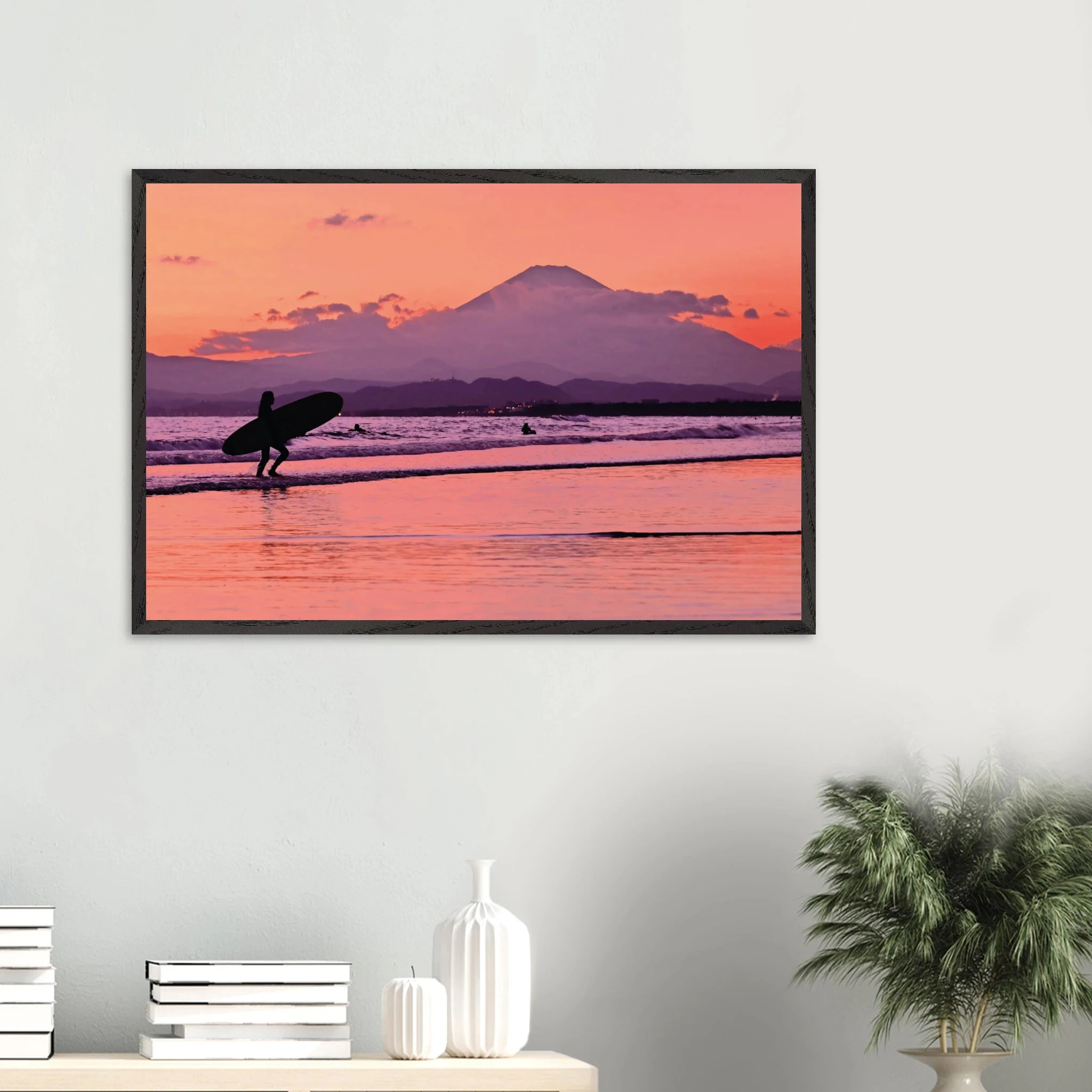 Shonan, Japan – Surfregion an der Sagami-Bucht südwestlich von Tokio, Wiege des japanischen Wellenreitens. Poster im Galerie-Holzrahmen.