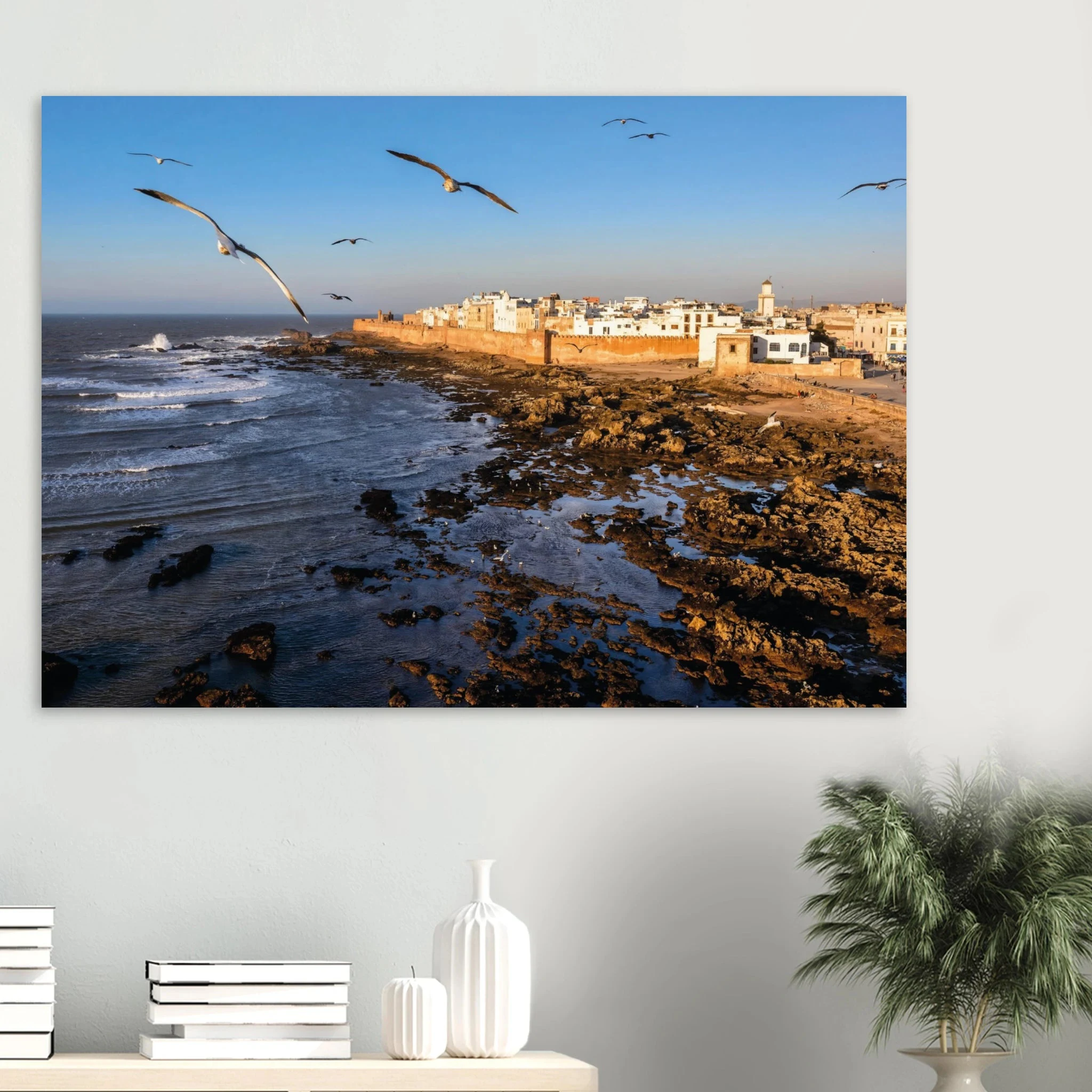 Essaouira, Marokko – Windumtoste Hafenstadt am Atlantik mit Medina-Kulisse und beständigen Wind- und Wellenbedingungen. Poster.