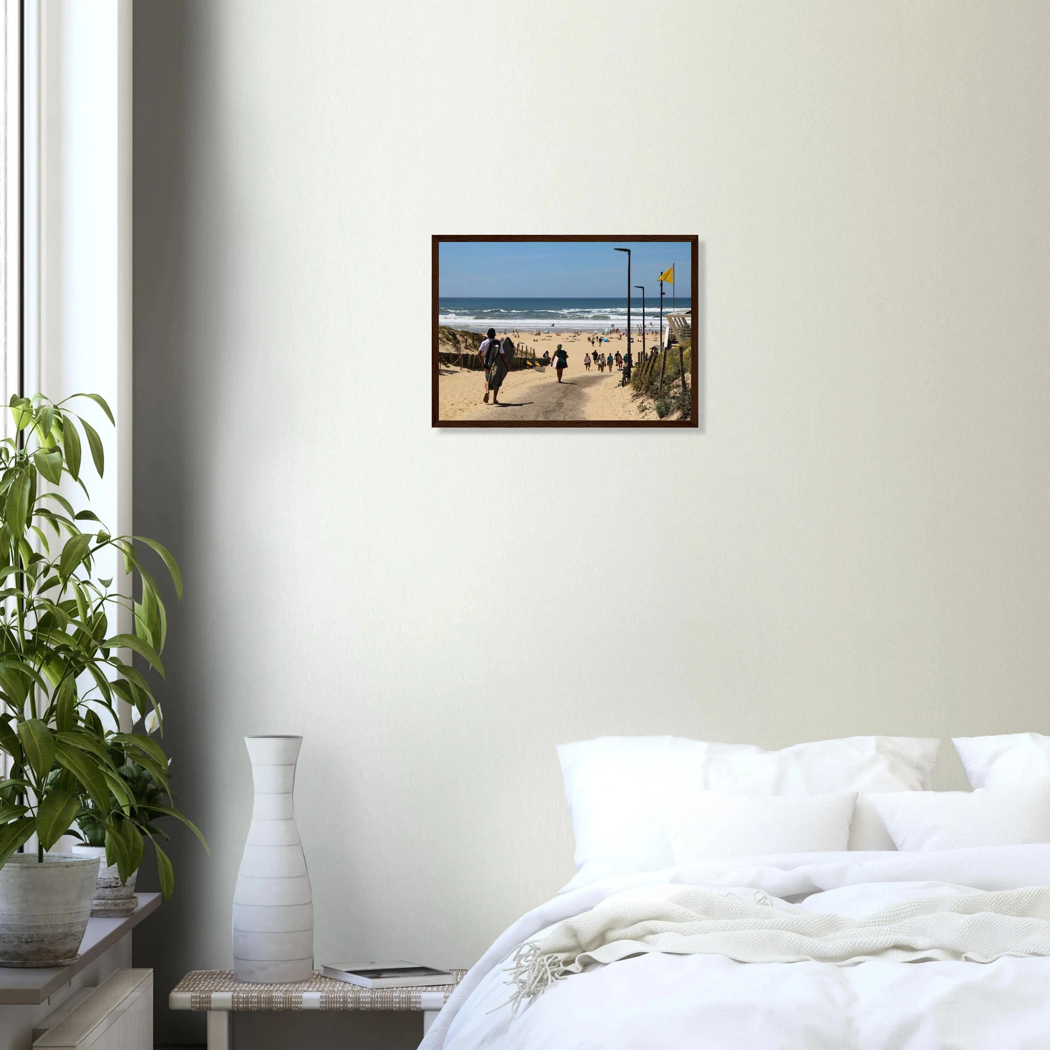 Moliets-et-Maa, Frankreich – Ruhiger Pinienwald-Strand in den Landes mit beständigem Atlantik-Swell für alle Levels. Poster im Holzrahmen.