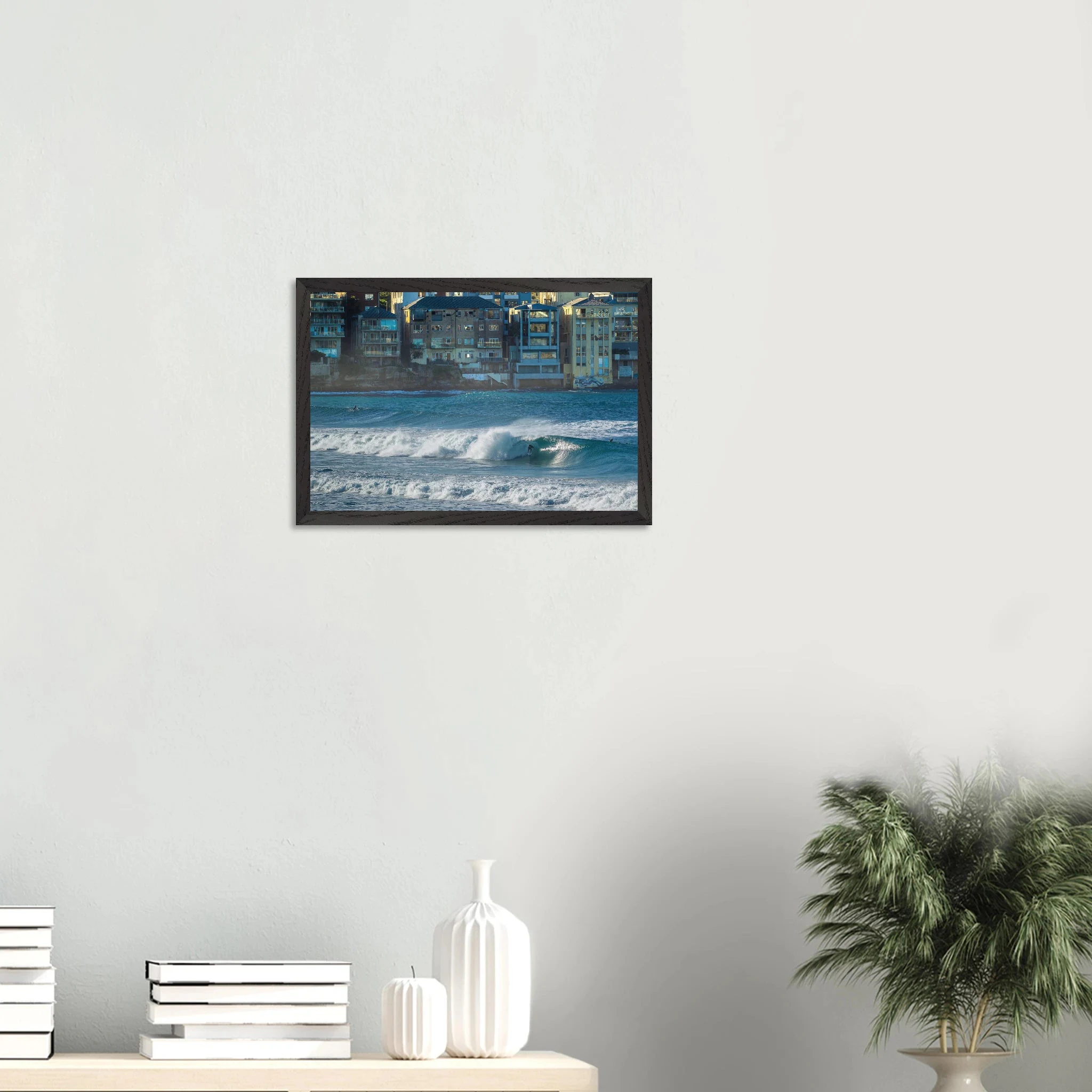 Bondi Beach, Australien – Ikonischer Stadtstrand im Osten Sydneys mit klassischem Beachbreak und Surfkultur-Geschichte. Poster im Galerie-Holzrahmen.
