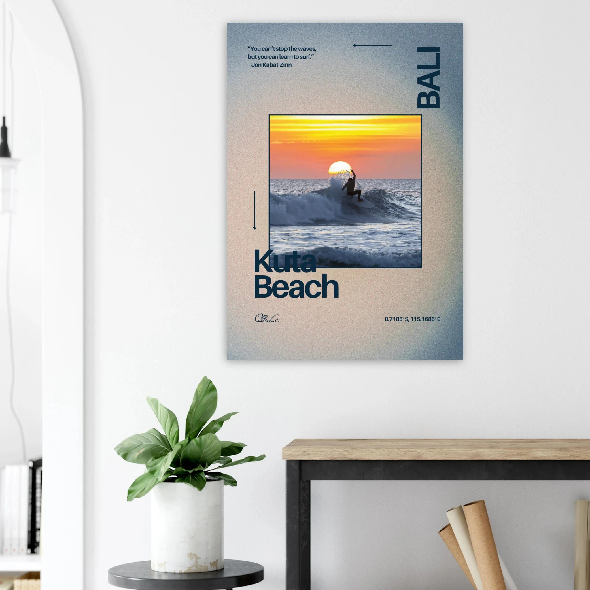 Kuta Beach, Bali (Indonesien) – Belebter Beachbreak im Süden Balis, klassischer Einsteiger-Spot mit weichen Wellen. Kunstdruck auf Alu-Dibond.