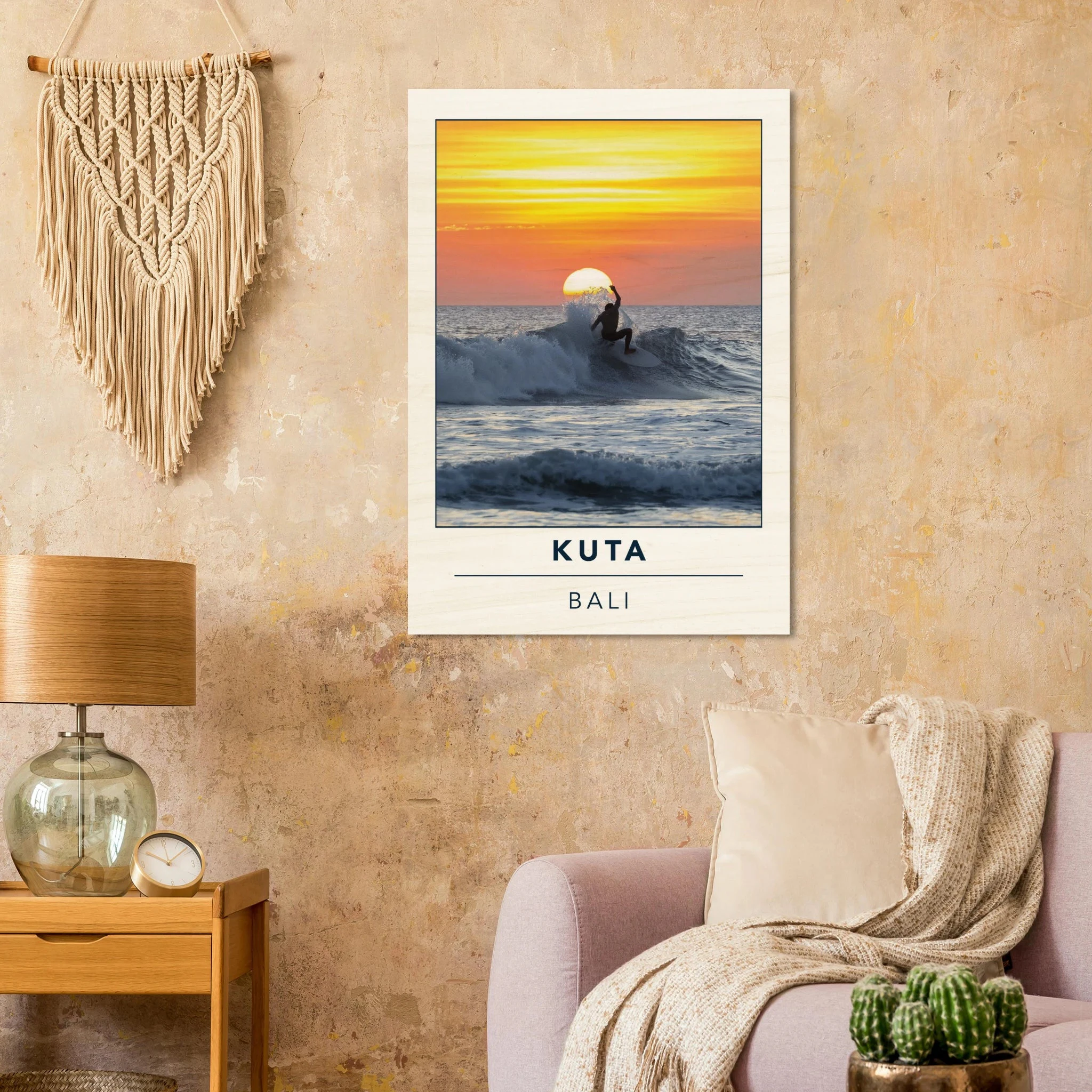 Kuta Beach, Bali (Indonesien) – Belebter Beachbreak im Süden Balis, klassischer Einsteiger-Spot mit weichen Wellen. Kunstdruck auf Holz.