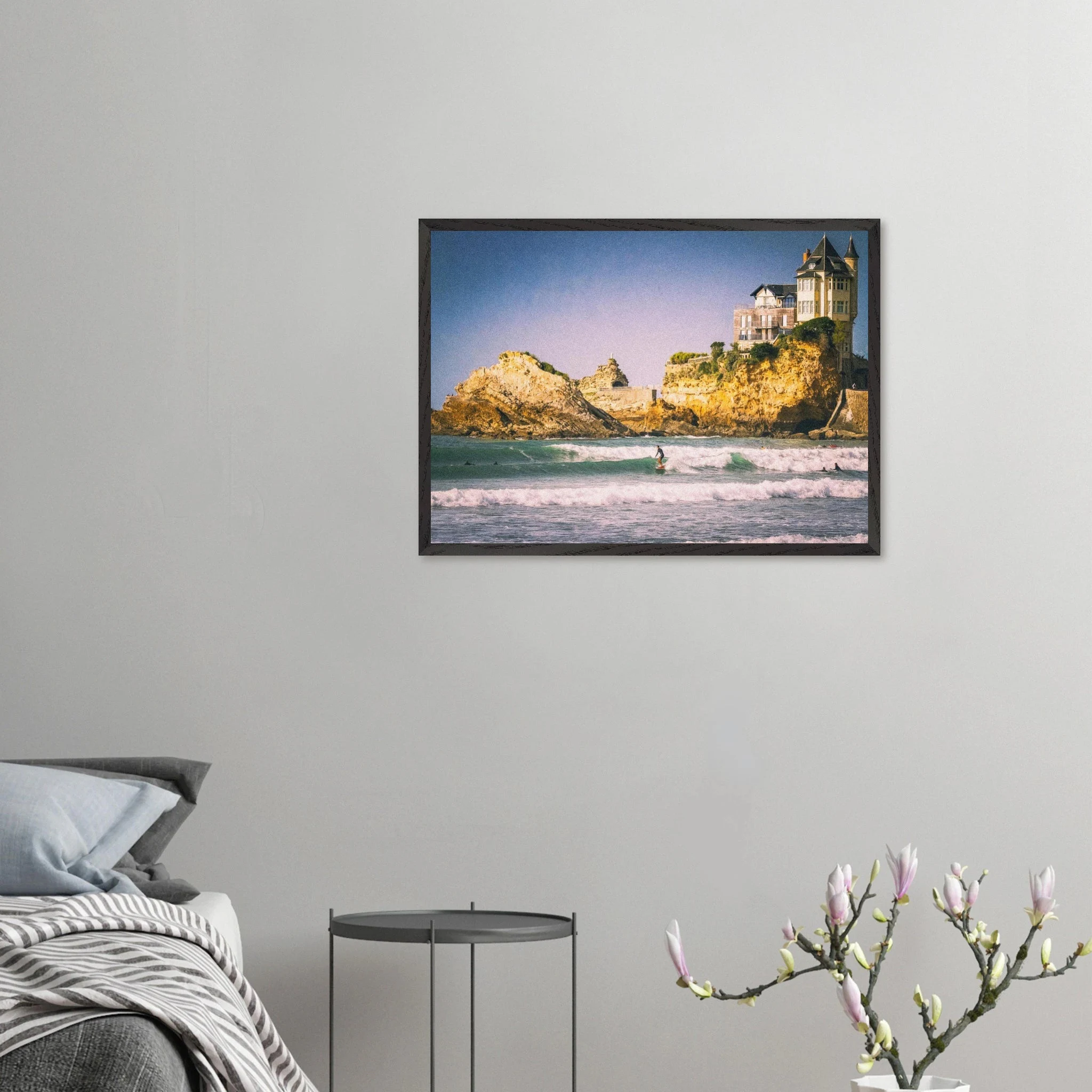 Biarritz, Frankreich – Mondäner Surfort am baskischen Atlantik, Wiege des europäischen Wellenreitens seit den 1950er-Jahren. Poster im Galerie-Holzrahmen.