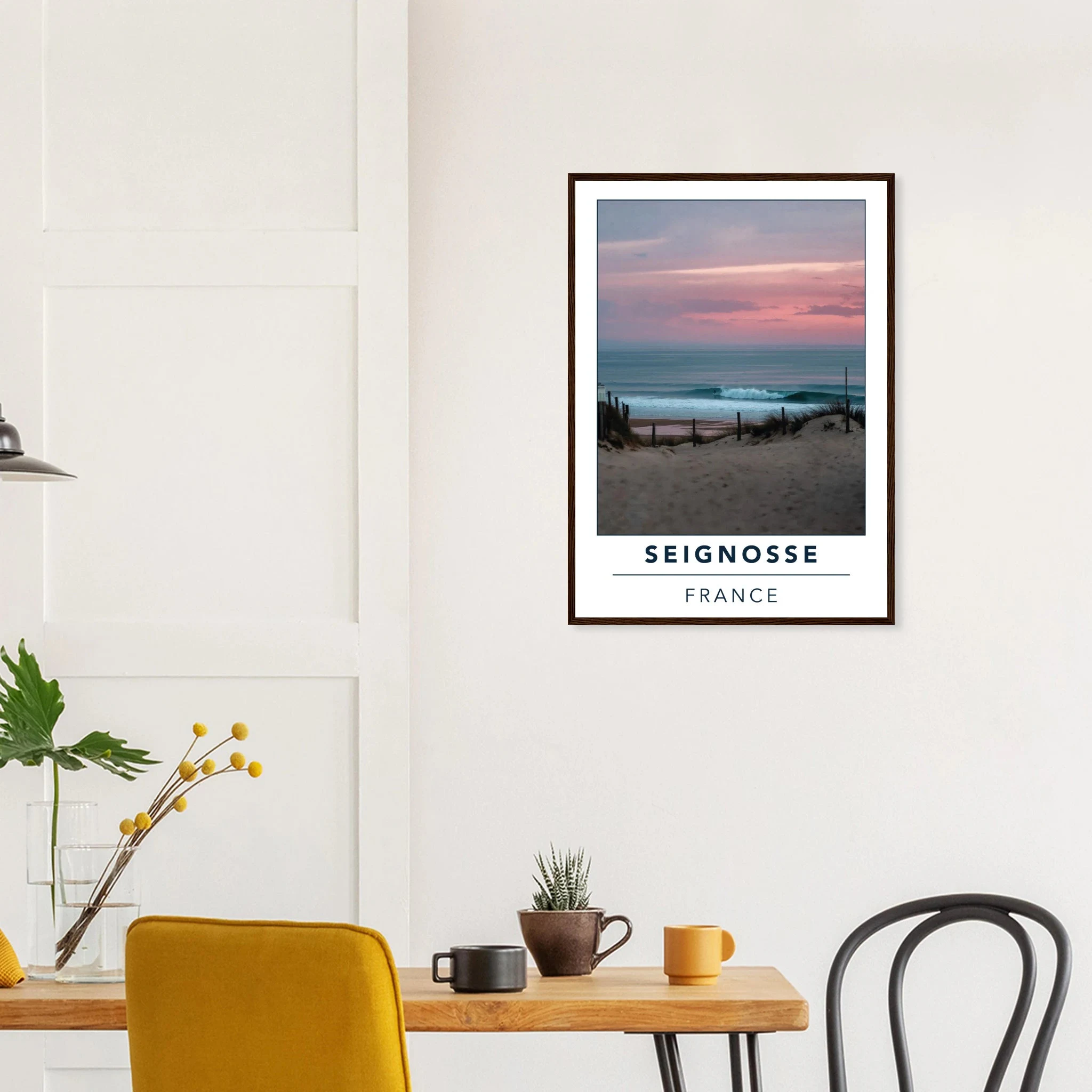 Seignosse, Frankreich – Dünenstrand in den Landes mit hohlen Beachbreaks und ausgeprägter Herbstsaison. Poster im Holzrahmen.