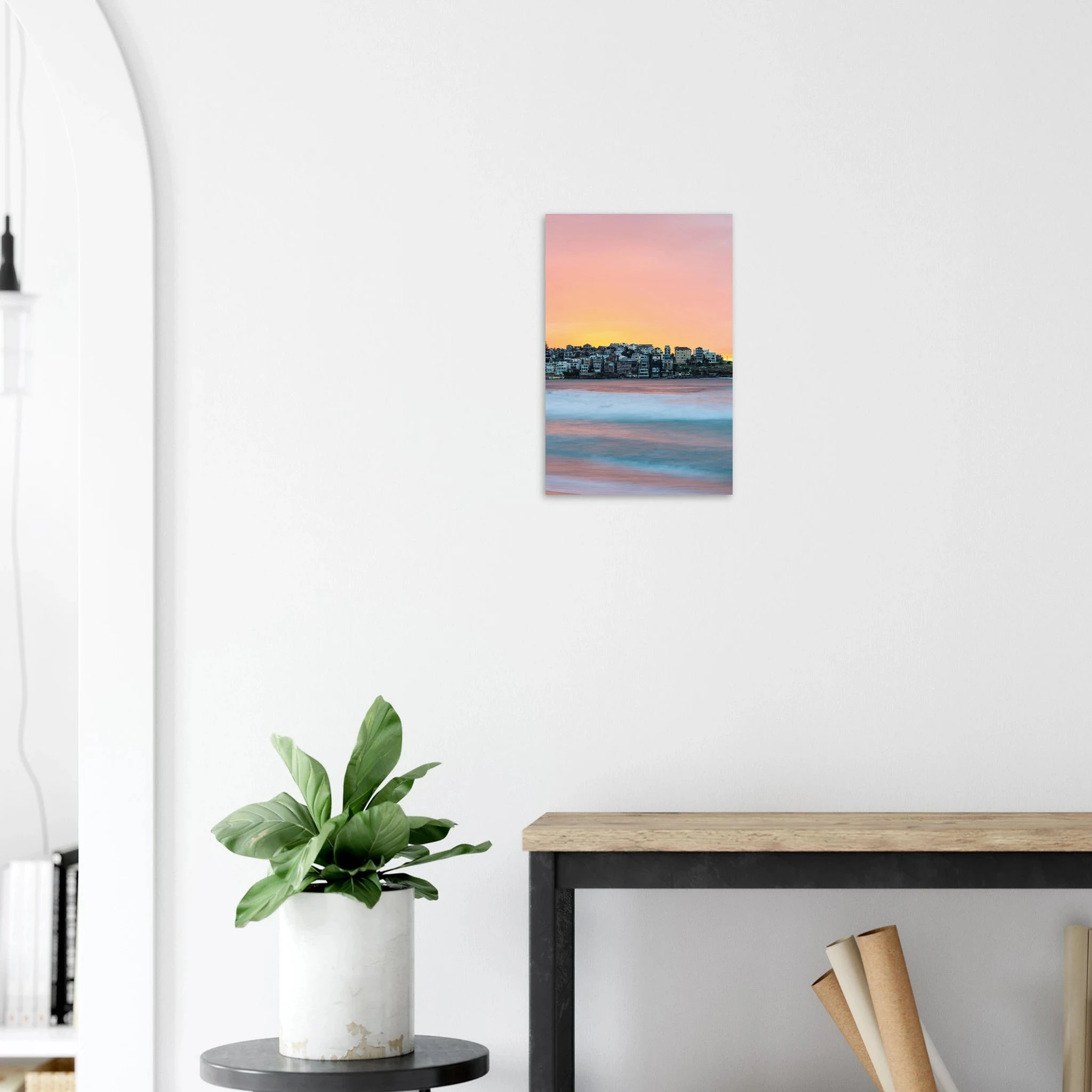 Bondi Beach, Australien – Ikonischer Stadtstrand im Osten Sydneys mit klassischem Beachbreak und Surfkultur-Geschichte. Poster.