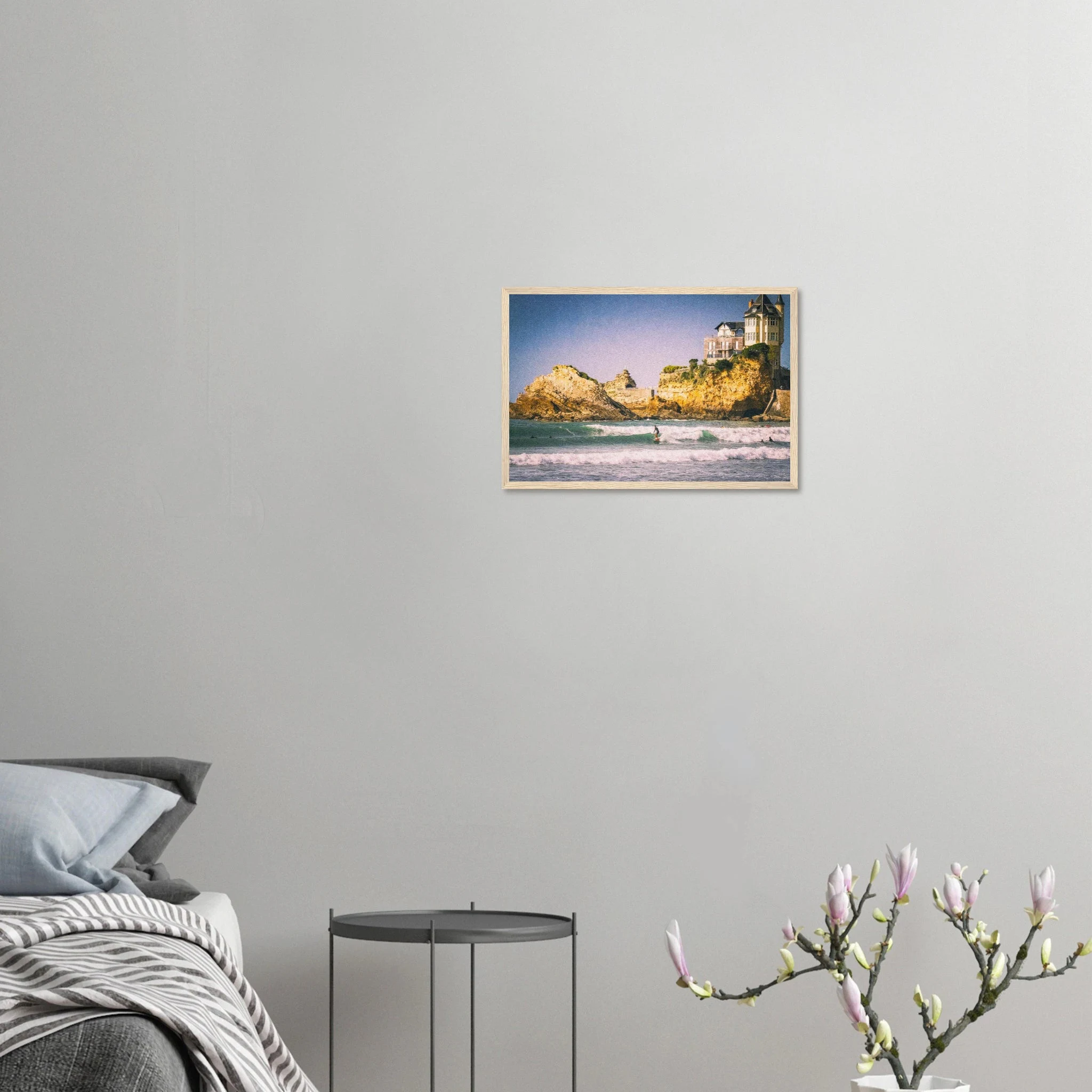 Biarritz, Frankreich – Mondäner Surfort am baskischen Atlantik, Wiege des europäischen Wellenreitens seit den 1950er-Jahren. Poster im Holzrahmen.
