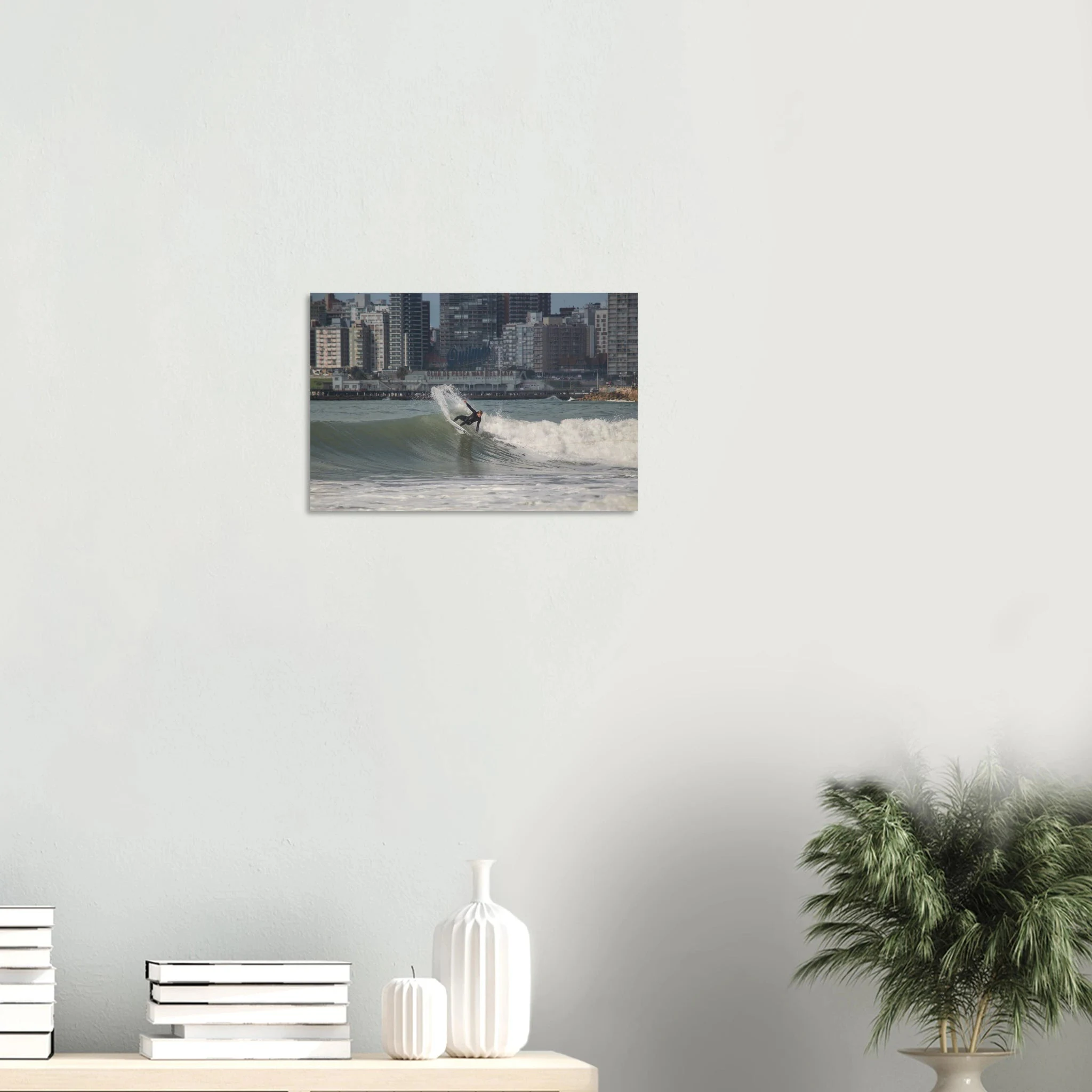 Mar del Plata, Argentinien – Atlantik-Badestadt südlich von Buenos Aires mit urbanen Beachbreaks und Pier-Wellen. Kunstdruck auf Holz.
