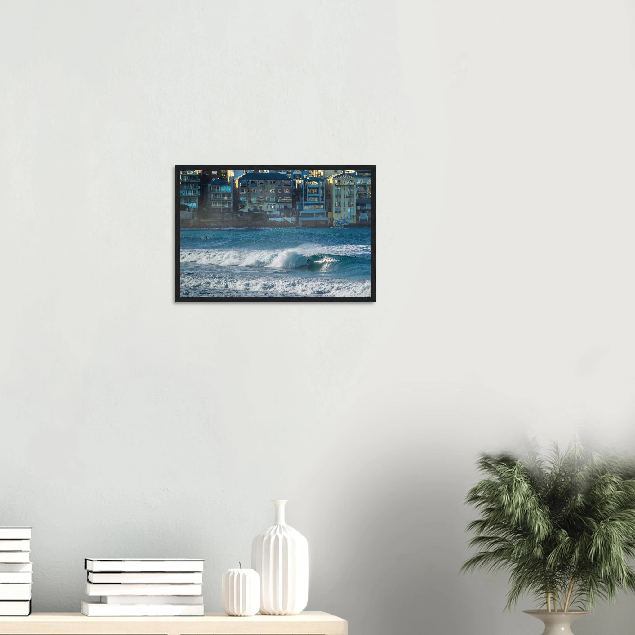 Bondi Beach, Australien – Ikonischer Stadtstrand im Osten Sydneys mit klassischem Beachbreak und Surfkultur-Geschichte. Poster im Holzrahmen.