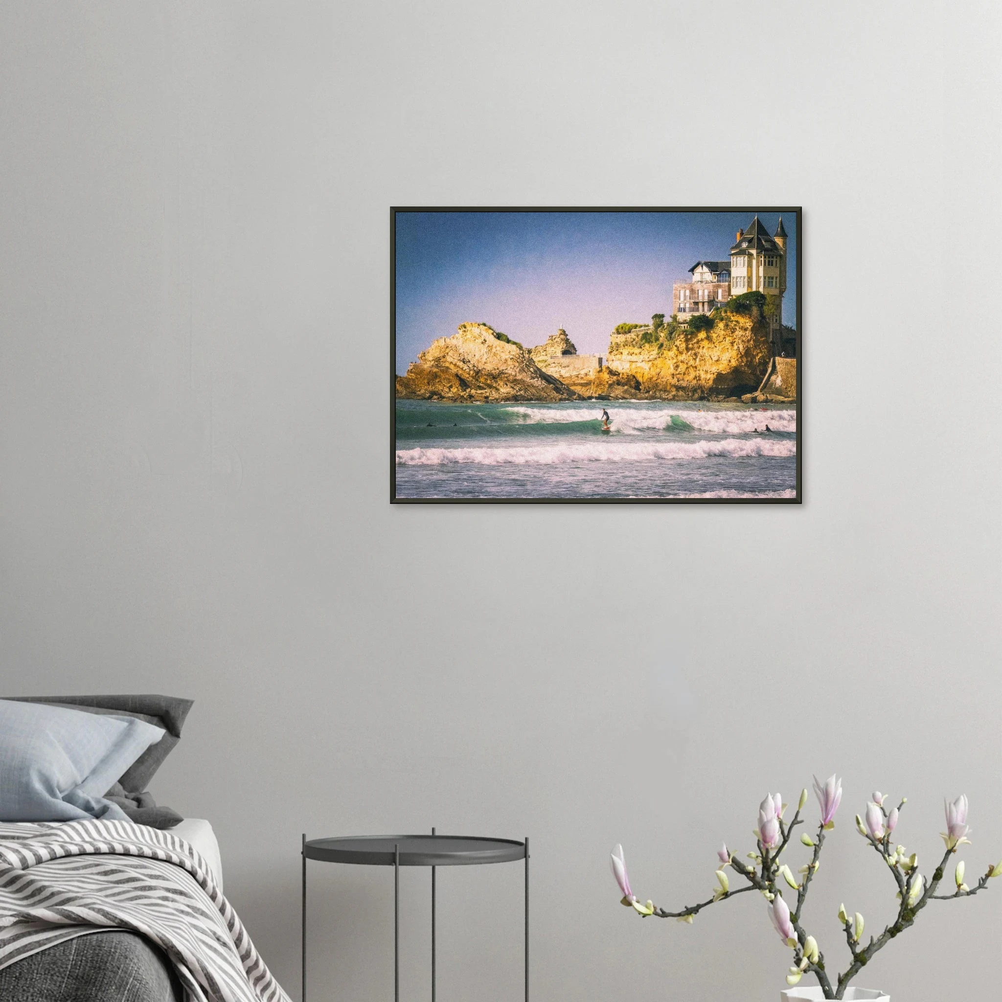 Biarritz, Frankreich – Mondäner Surfort am baskischen Atlantik, Wiege des europäischen Wellenreitens seit den 1950er-Jahren. Poster im Metallrahmen.