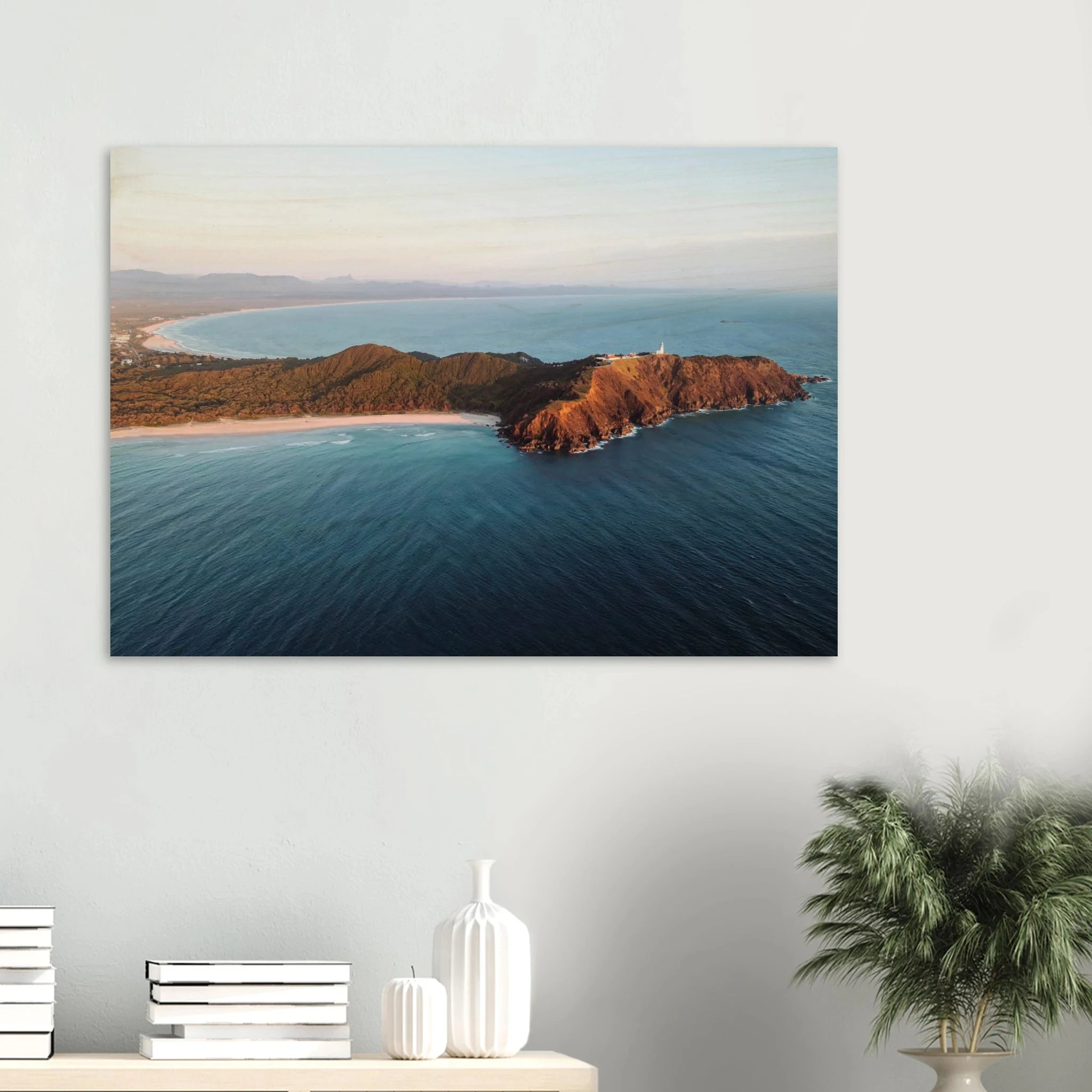 Byron Bay, Australien – Östlichster Punkt Australiens mit langen Pointbreaks und entspanntem Longboard-Flair. Kunstdruck auf Holz.