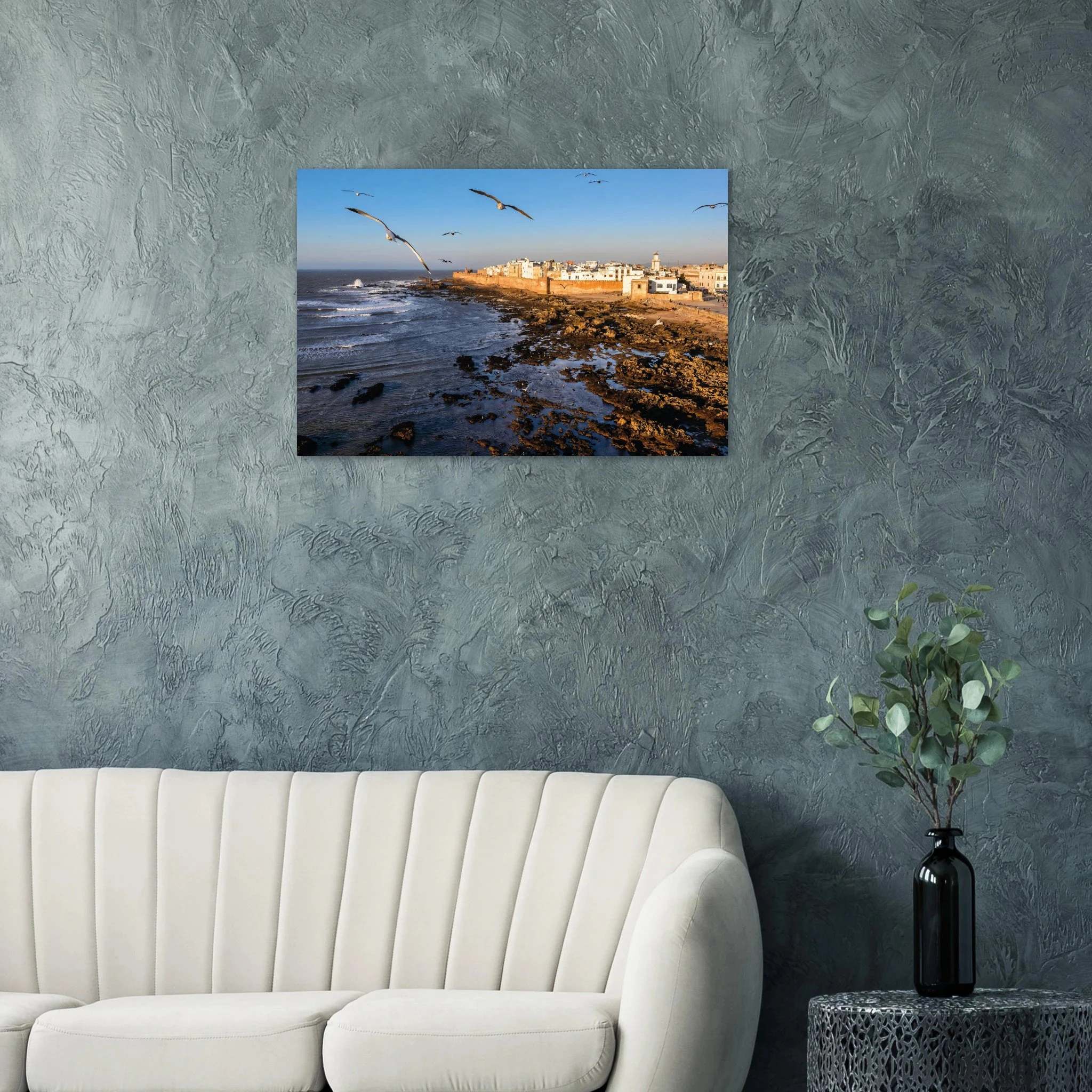 Essaouira, Marokko – Windumtoste Hafenstadt am Atlantik mit Medina-Kulisse und beständigen Wind- und Wellenbedingungen. Kunstdruck auf Alu-Dibond.