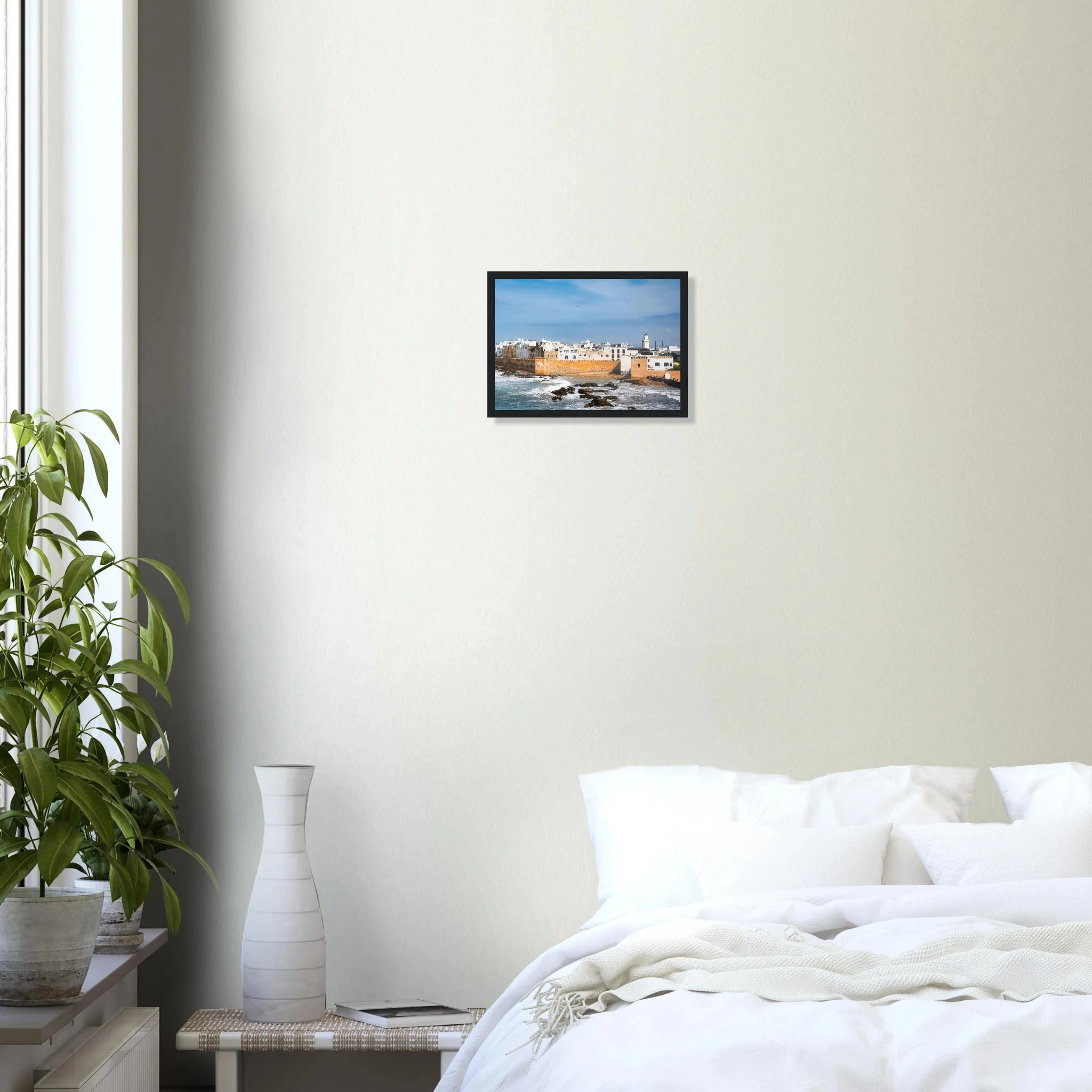 Essaouira, Marokko – Windumtoste Hafenstadt am Atlantik mit Medina-Kulisse und beständigen Wind- und Wellenbedingungen. Poster im Holzrahmen.