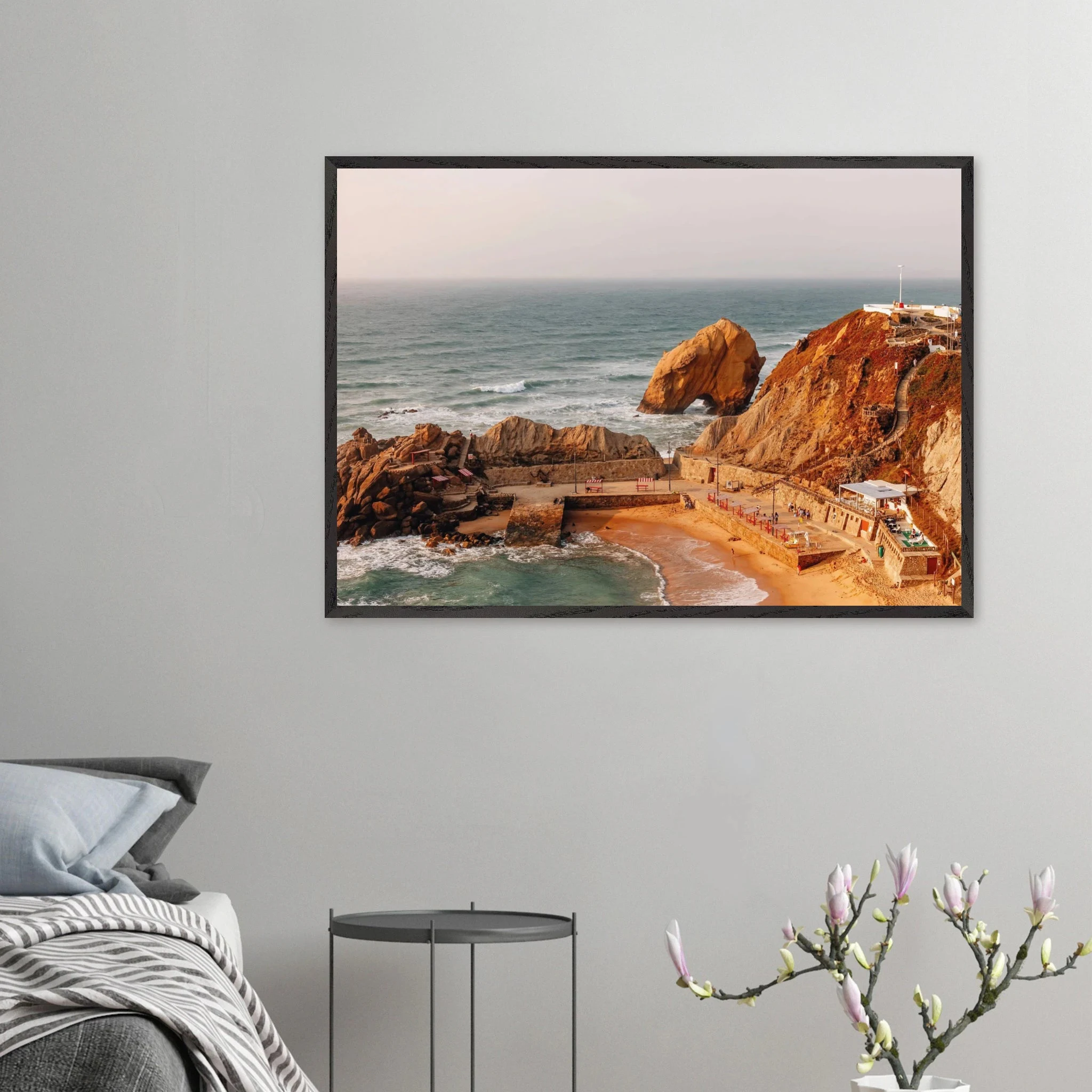 Santa Cruz, Spanien – Kanarische Hauptstadt Teneriffas mit Reefbreaks an der Nordküste wie El Confital. Poster im Galerie-Holzrahmen.