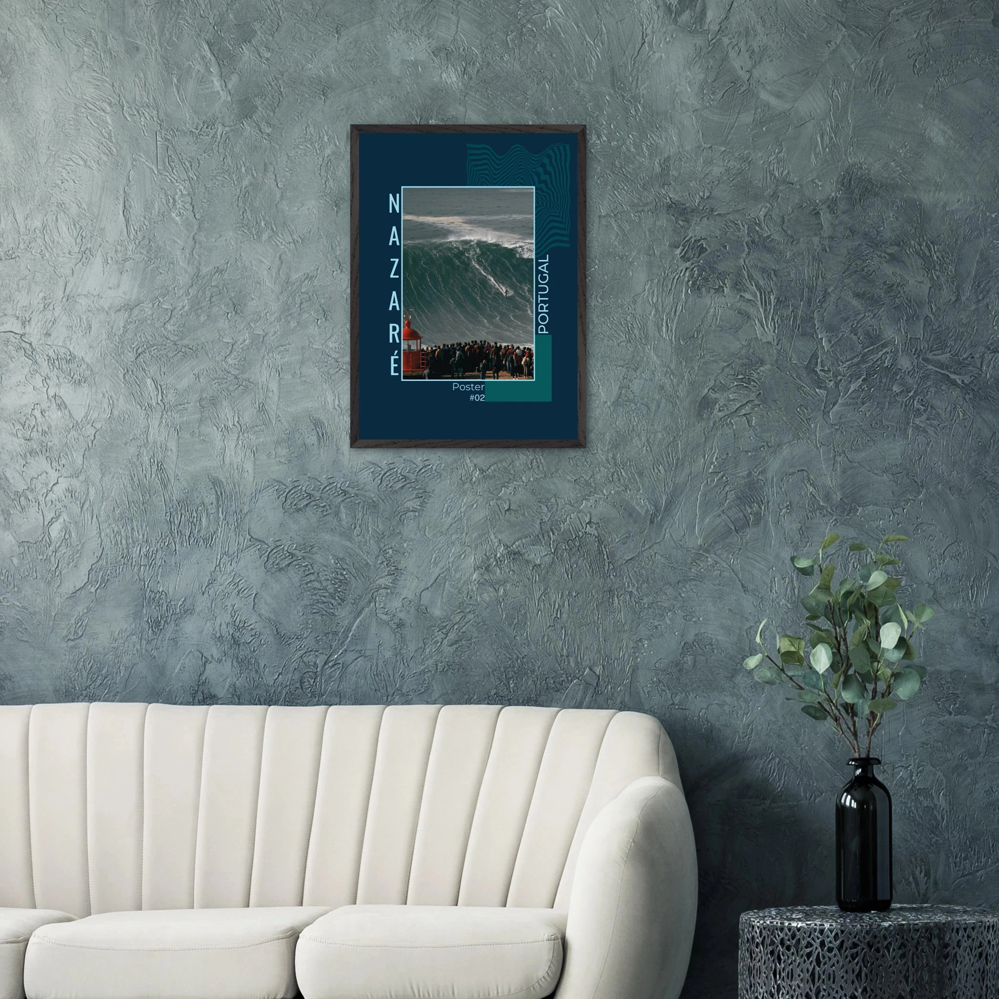 Nazaré, Portugal – Praia do Norte, weltgrößte Big-Wave-Welle Europas an der portugiesischen Atlantikküste. Poster im Galerie-Holzrahmen.