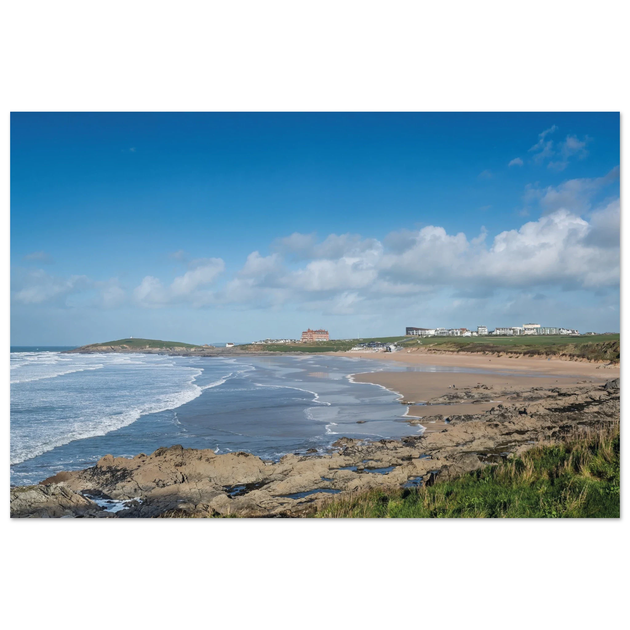 Newquay, England – Surfhauptstadt Cornwalls mit Fistral Beach und britischer Boardriders-Tradition. Kunstdruck auf Alu-Dibond.