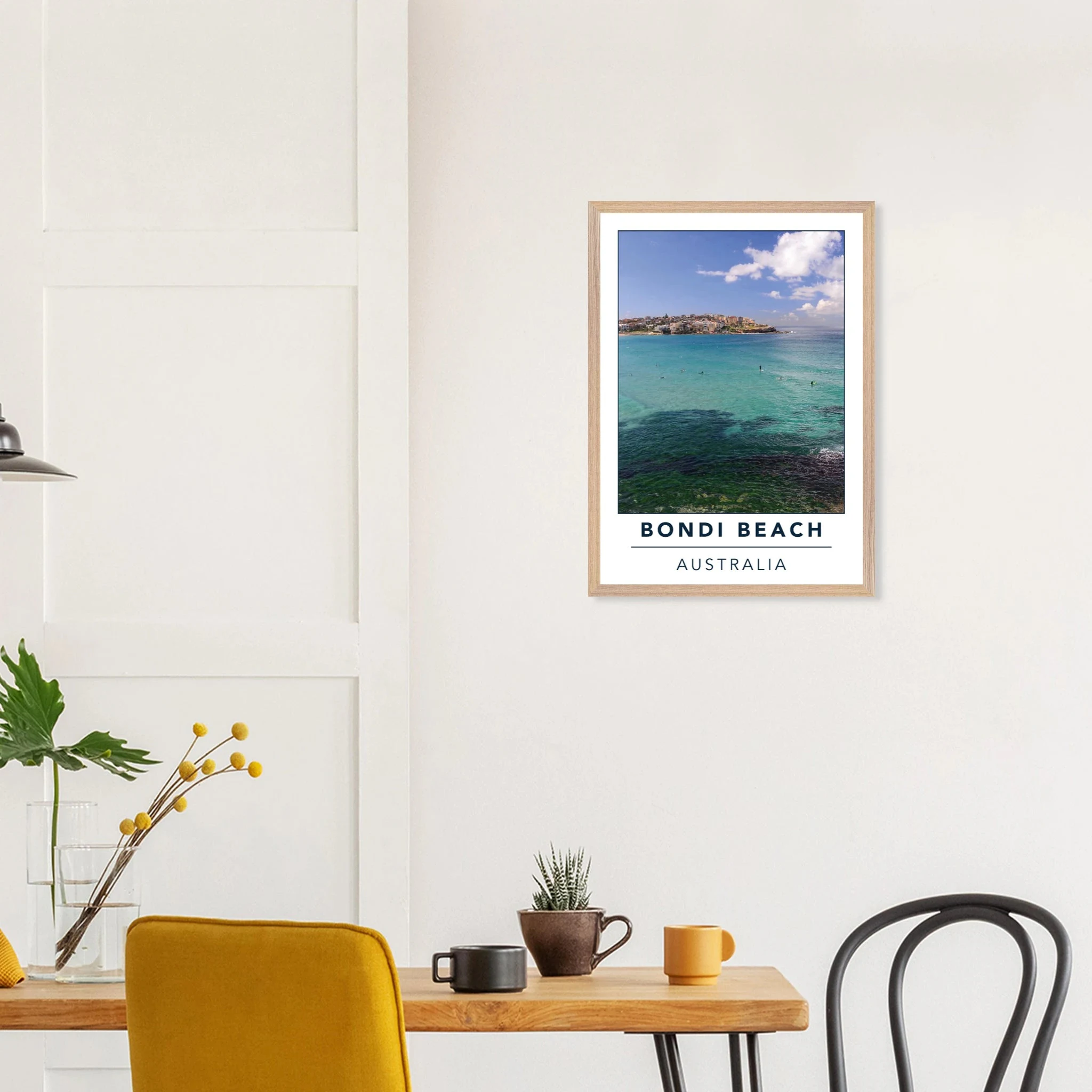 Bondi Beach, Australien – Ikonischer Stadtstrand im Osten Sydneys mit klassischem Beachbreak und Surfkultur-Geschichte. Poster im Galerie-Holzrahmen.