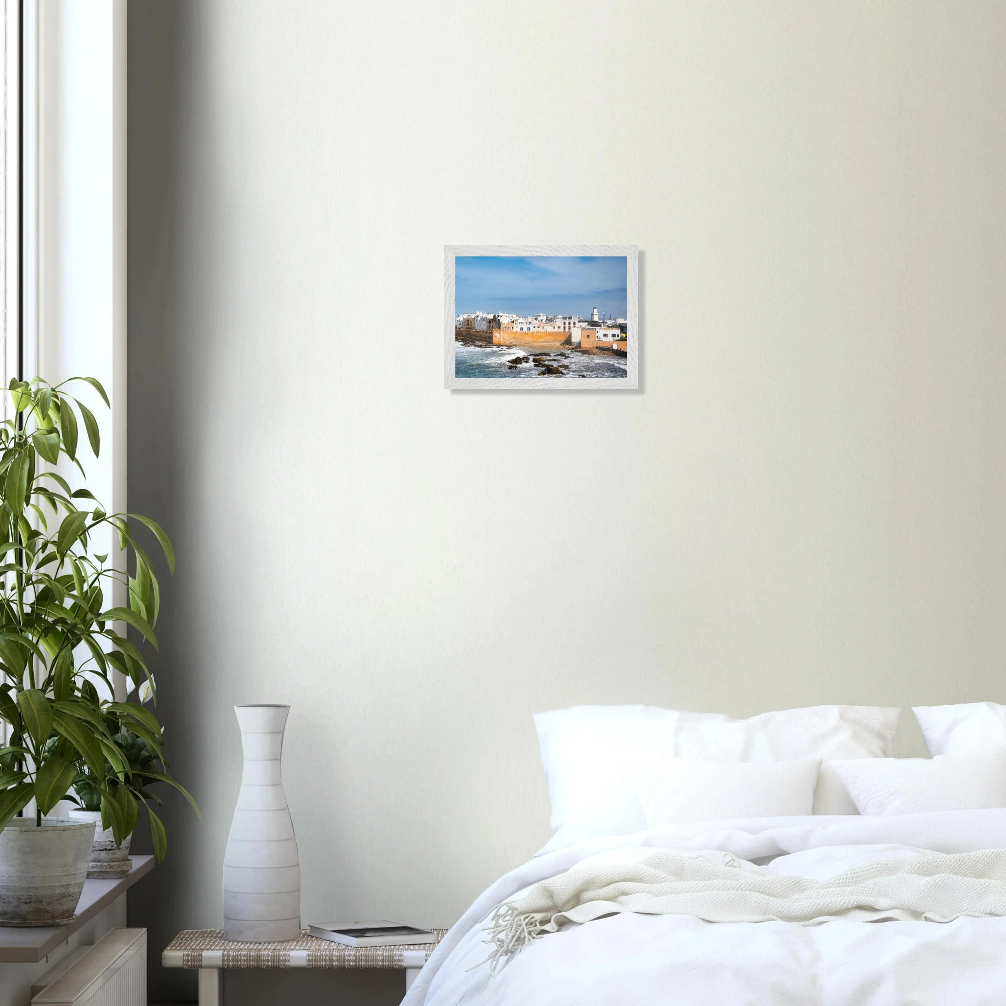 Essaouira, Marokko – Windumtoste Hafenstadt am Atlantik mit Medina-Kulisse und beständigen Wind- und Wellenbedingungen. Poster im Galerie-Holzrahmen.