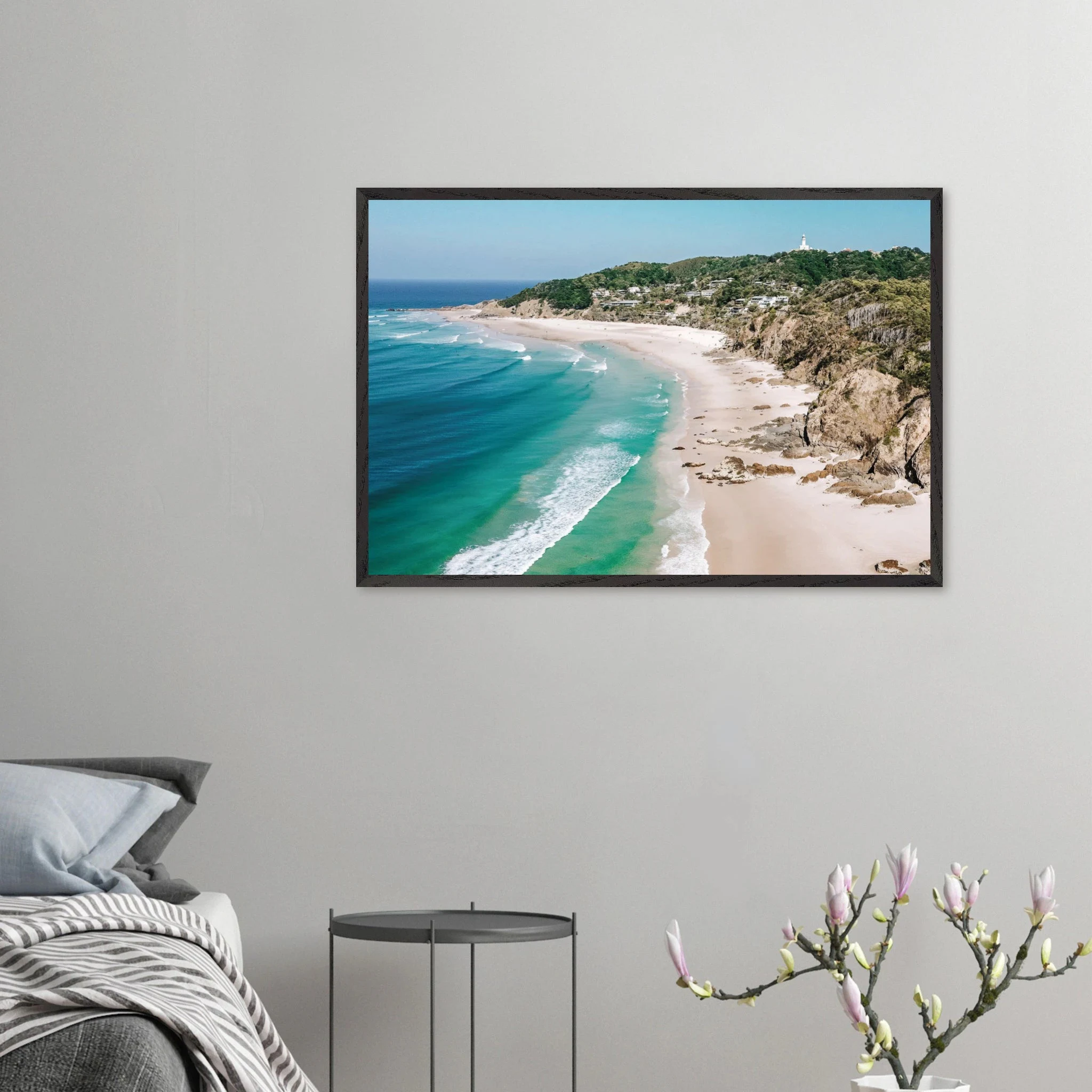 Byron Bay, Australien – Östlichster Punkt Australiens mit langen Pointbreaks und entspanntem Longboard-Flair. Poster im Galerie-Holzrahmen.