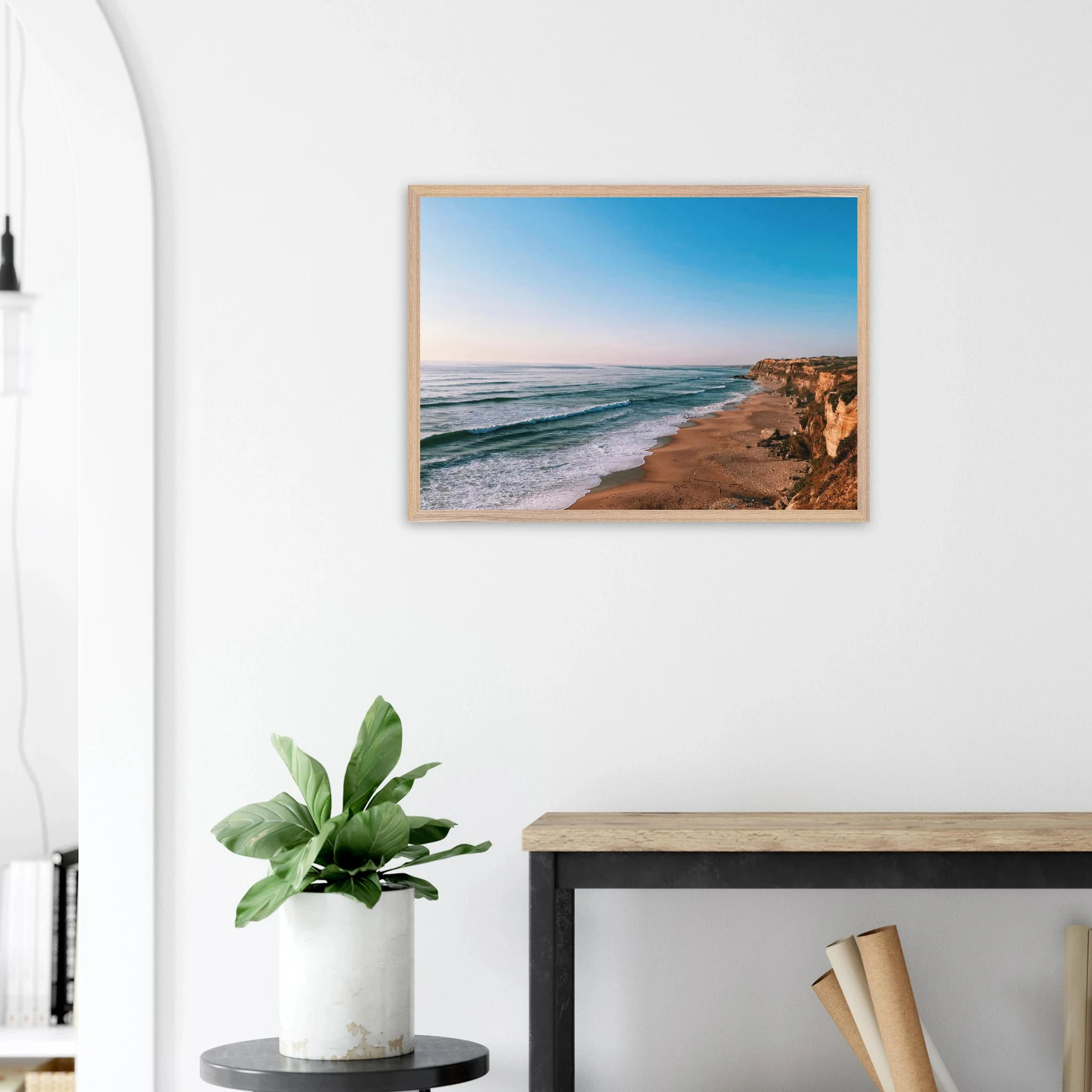 Santa Cruz, Spanien – Kanarische Hauptstadt Teneriffas mit Reefbreaks an der Nordküste wie El Confital. Poster im Galerie-Holzrahmen.