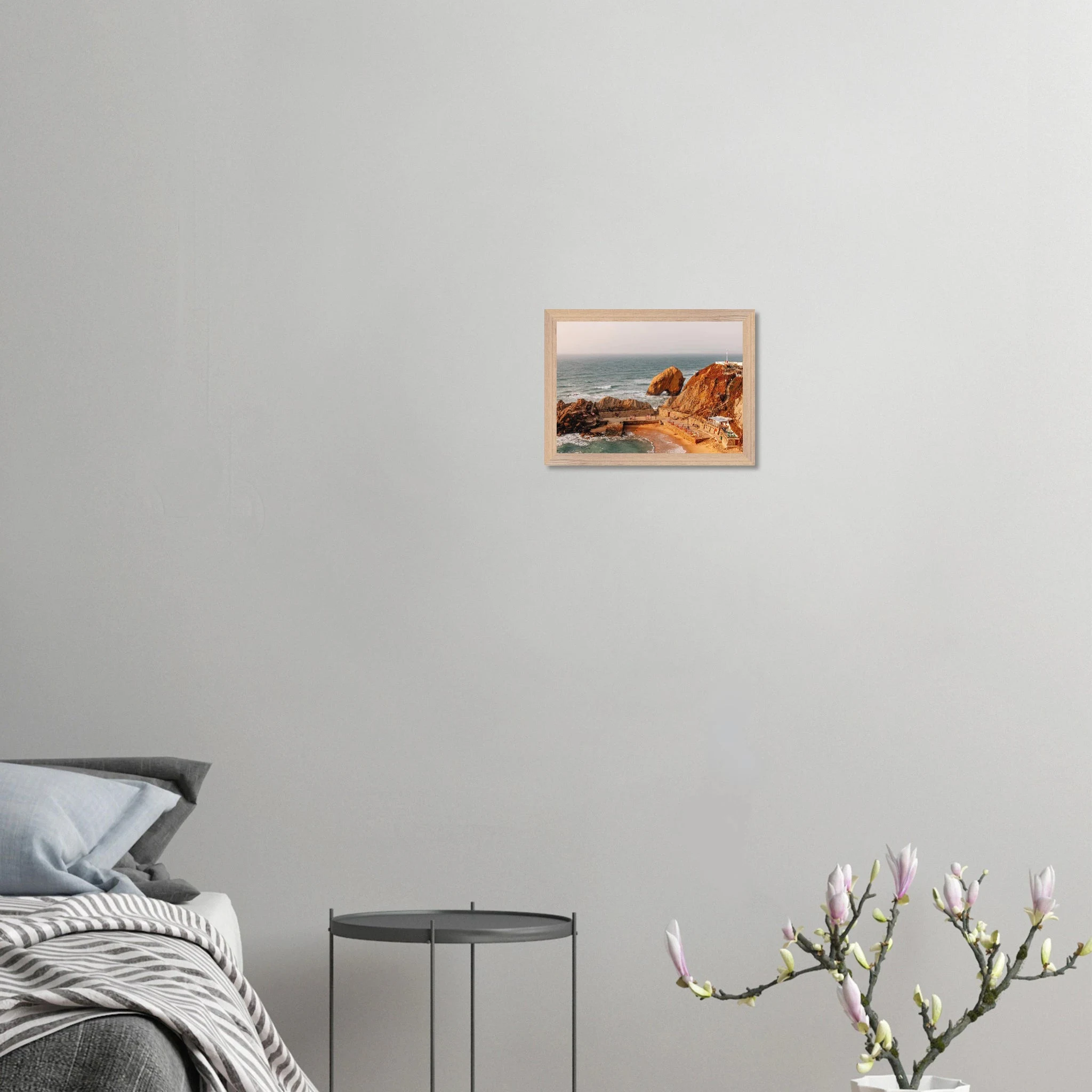 Santa Cruz, Spanien – Kanarische Hauptstadt Teneriffas mit Reefbreaks an der Nordküste wie El Confital. Poster im Galerie-Holzrahmen.