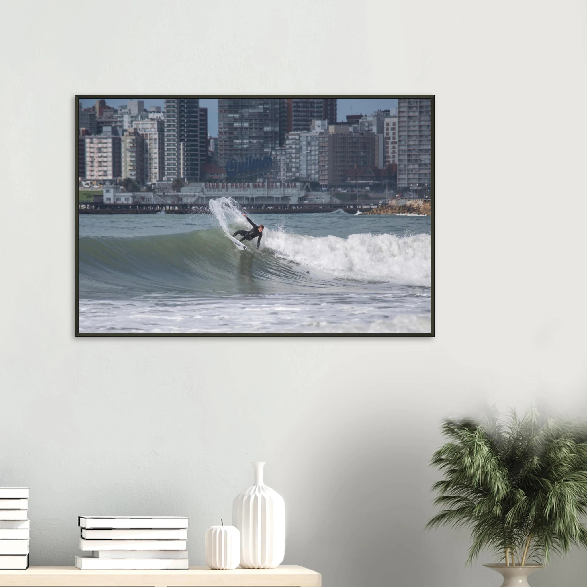Mar del Plata, Argentinien – Atlantik-Badestadt südlich von Buenos Aires mit urbanen Beachbreaks und Pier-Wellen. Poster im Metallrahmen.