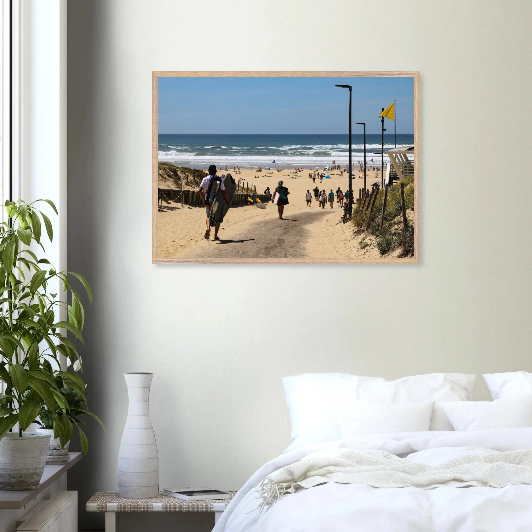 Moliets-et-Maa, Frankreich – Ruhiger Pinienwald-Strand in den Landes mit beständigem Atlantik-Swell für alle Levels. Poster im Galerie-Holzrahmen.
