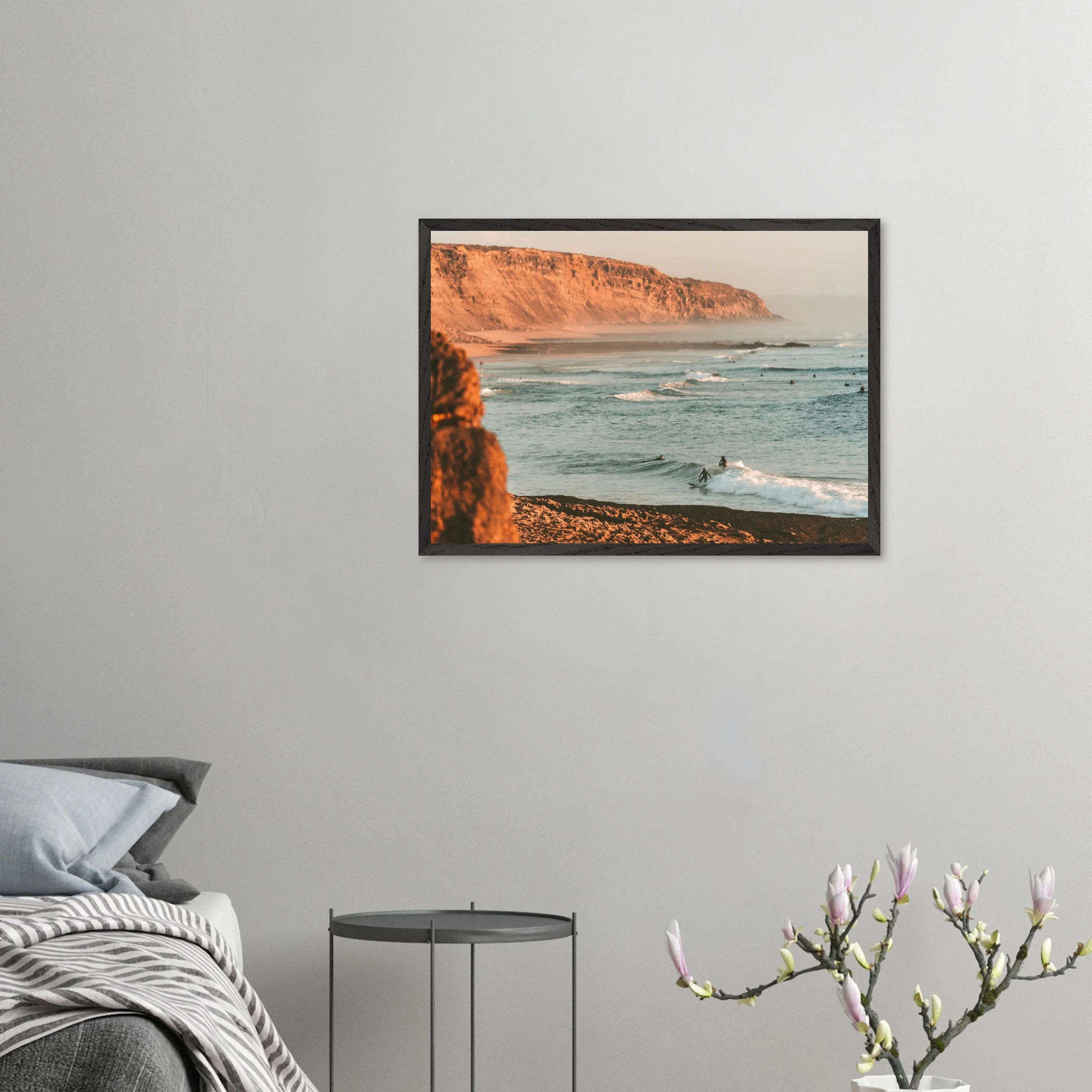 Ericeira, Portugal – World Surfing Reserve nördlich von Lissabon mit Reefbreaks wie Coxos und Ribeira d'Ilhas. Poster im Galerie-Holzrahmen.