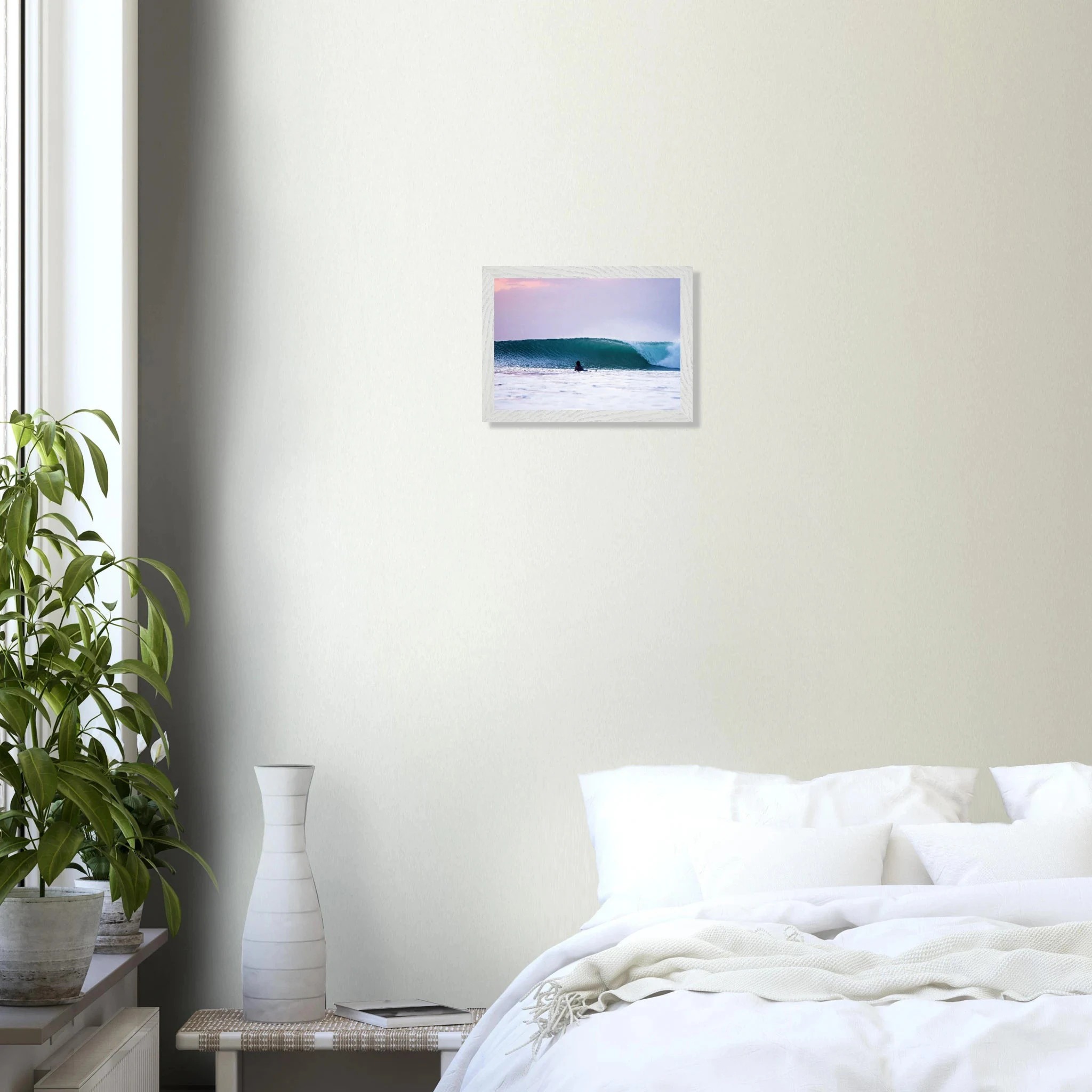 Kuta Beach, Bali (Indonesien) – Belebter Beachbreak im Süden Balis, klassischer Einsteiger-Spot mit weichen Wellen. Poster im Galerie-Holzrahmen.