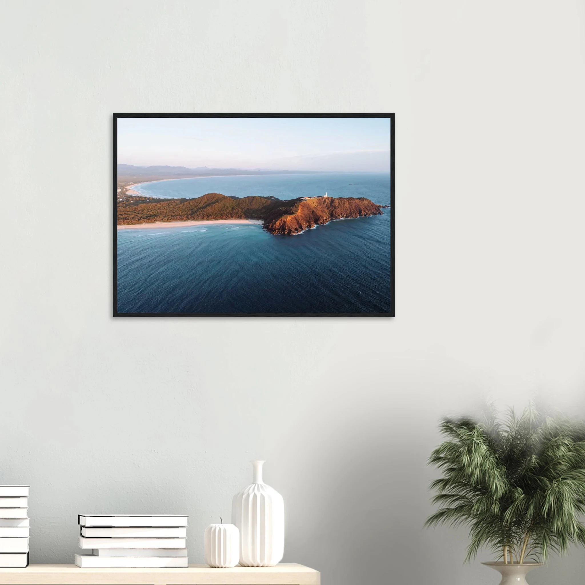 Byron Bay, Australien – Östlichster Punkt Australiens mit langen Pointbreaks und entspanntem Longboard-Flair. Poster im Holzrahmen.