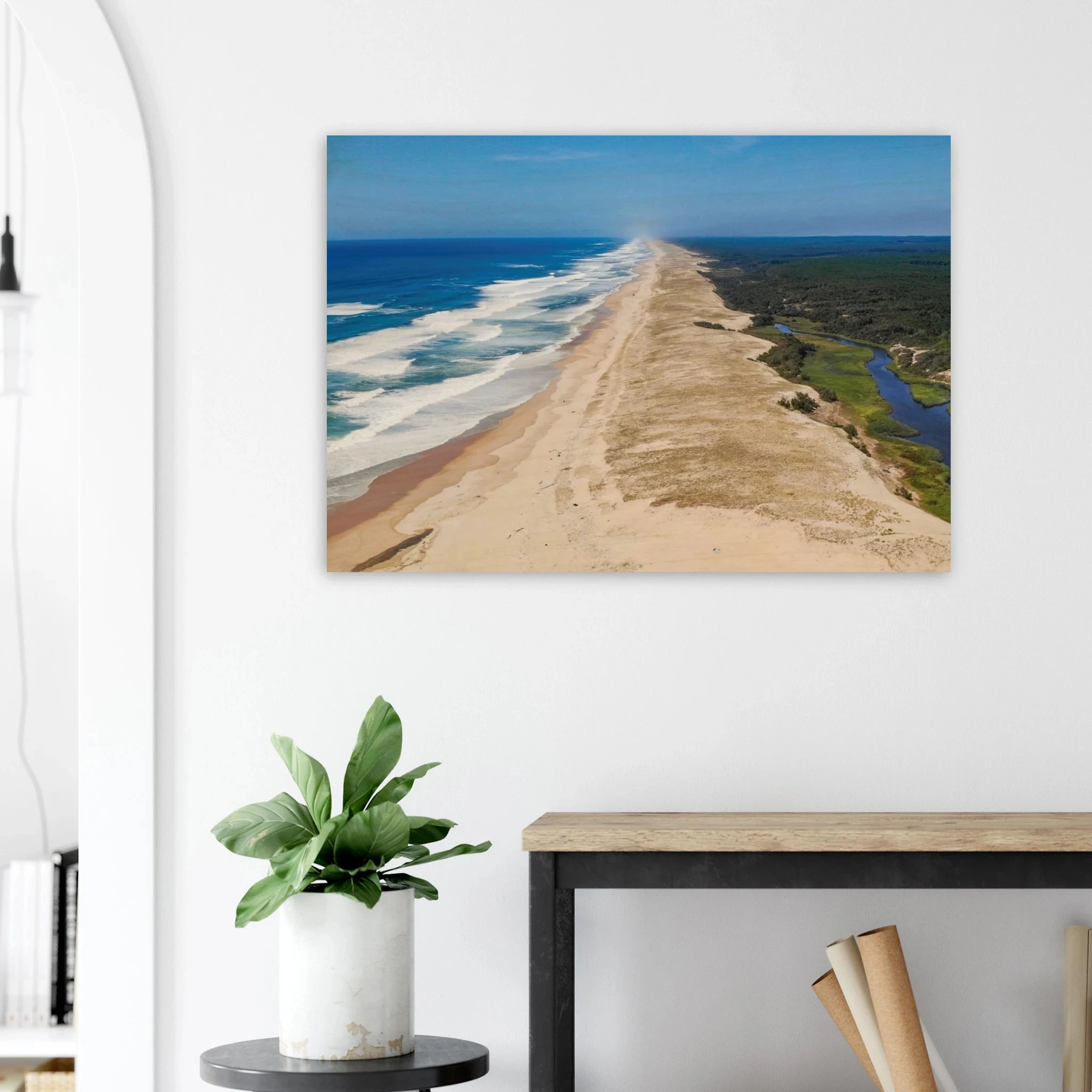 Moliets-et-Maa, Frankreich – Ruhiger Pinienwald-Strand in den Landes mit beständigem Atlantik-Swell für alle Levels. Kunstdruck auf Holz.