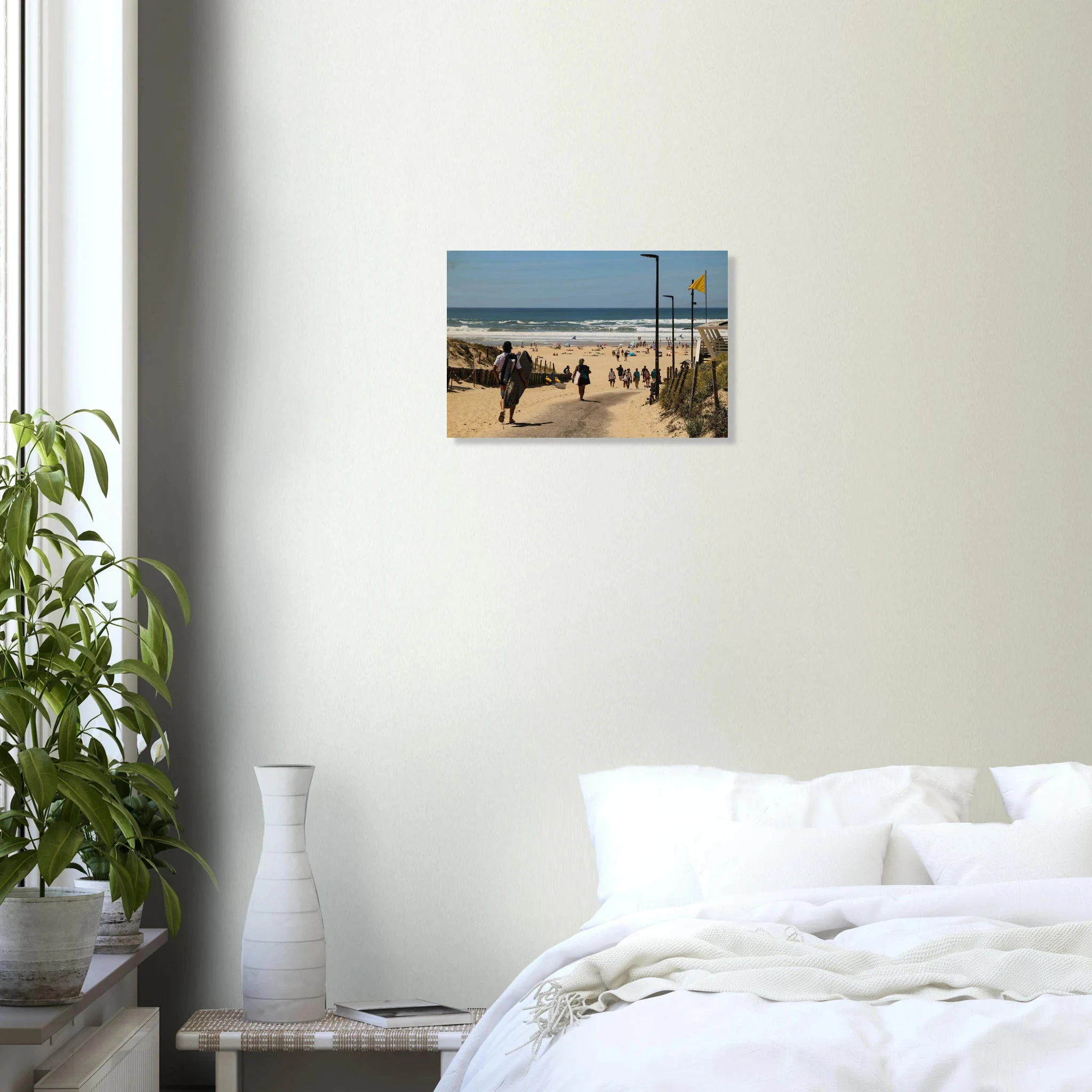 Moliets-et-Maa, Frankreich – Ruhiger Pinienwald-Strand in den Landes mit beständigem Atlantik-Swell für alle Levels. Kunstdruck auf Holz.