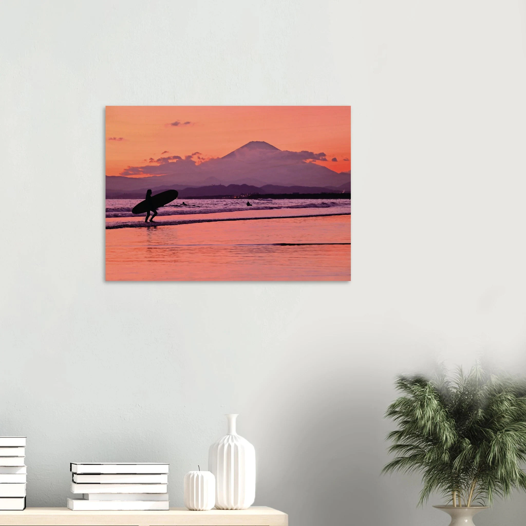 Shonan, Japan – Surfregion an der Sagami-Bucht südwestlich von Tokio, Wiege des japanischen Wellenreitens. Kunstdruck auf Holz.