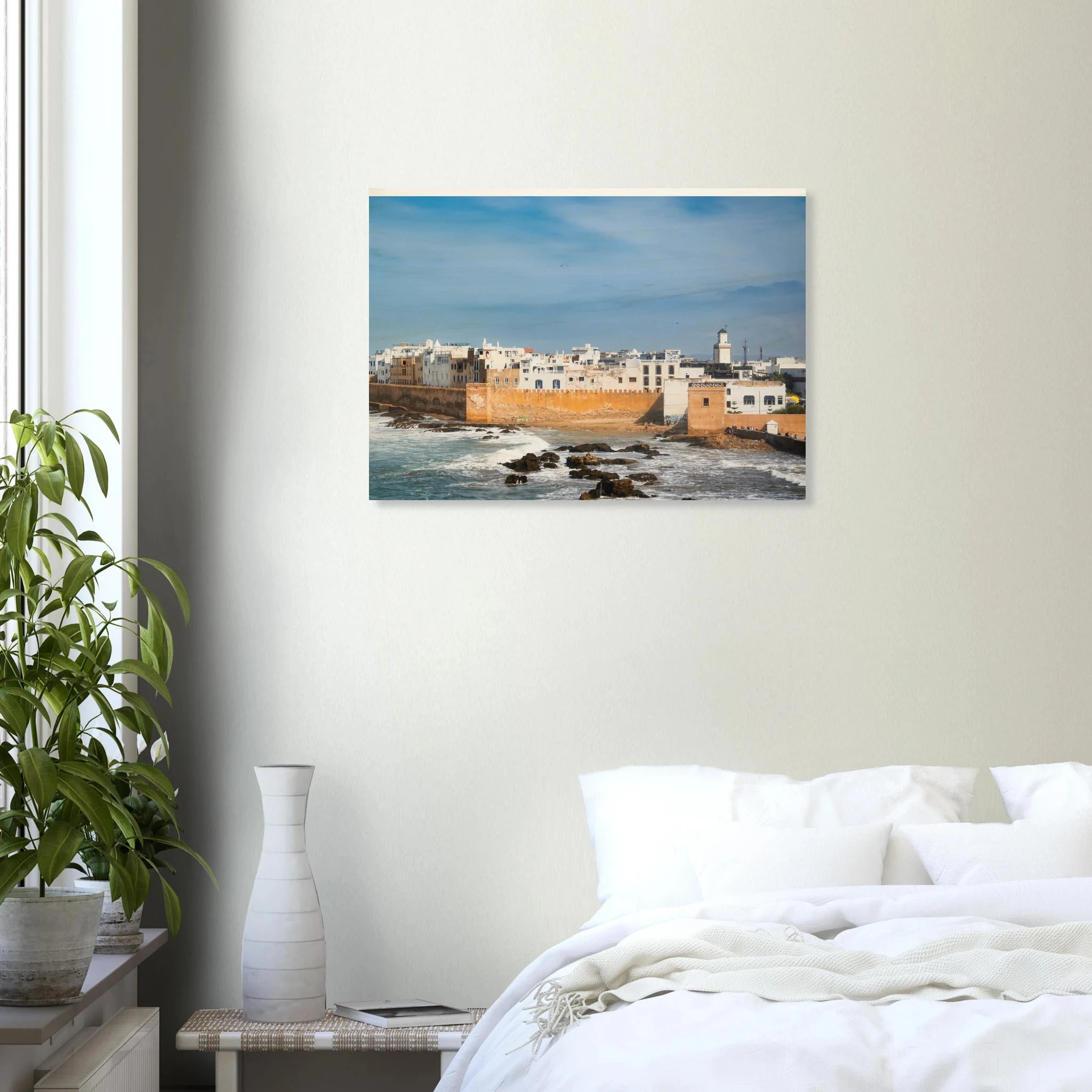 Essaouira, Marokko – Windumtoste Hafenstadt am Atlantik mit Medina-Kulisse und beständigen Wind- und Wellenbedingungen. Kunstdruck auf Holz.