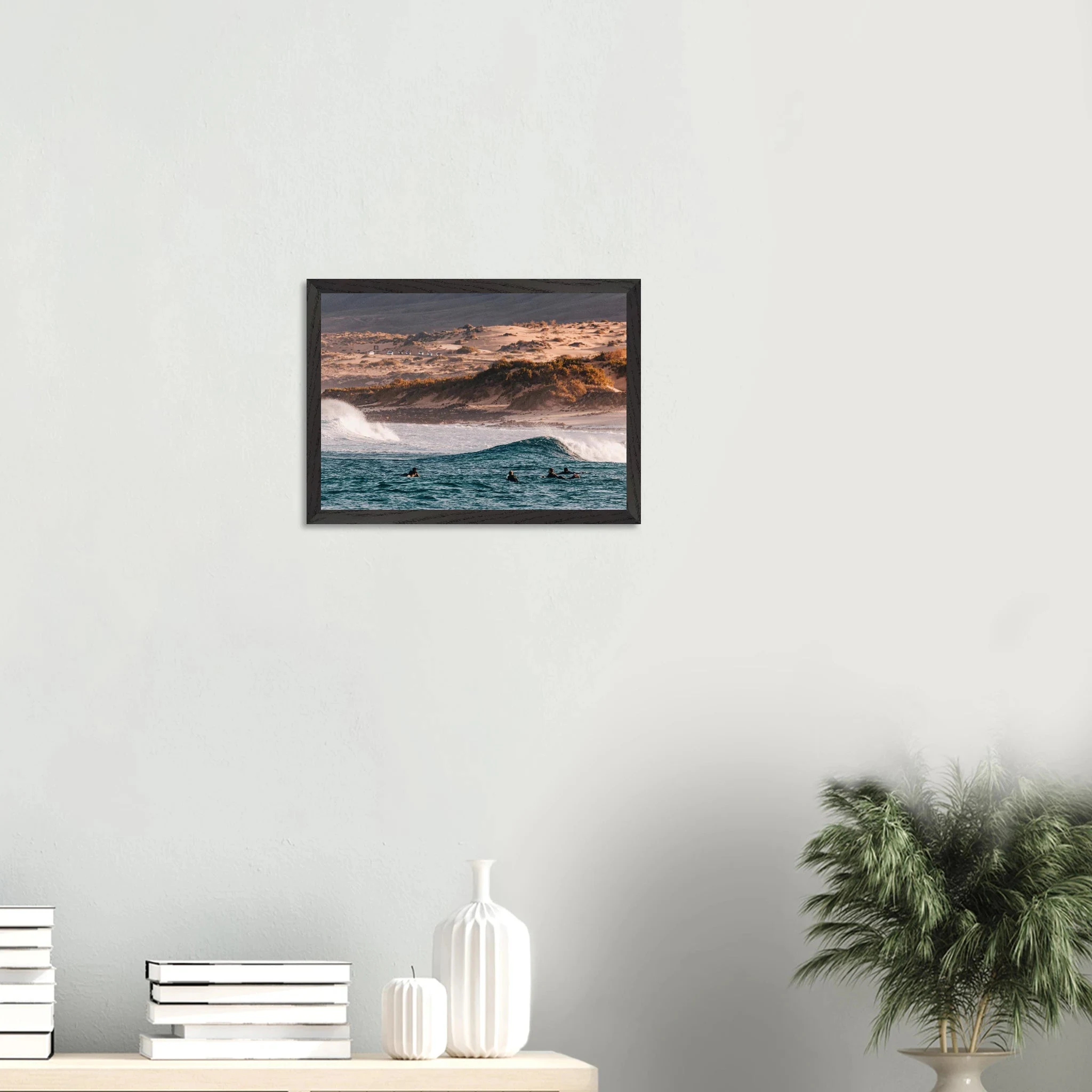 Fuerteventura, Spanien – Kanareninsel mit Vulkangestein-Reefbreaks im Norden und ganzjährig konstantem Atlantik-Swell. Poster im Galerie-Holzrahmen.