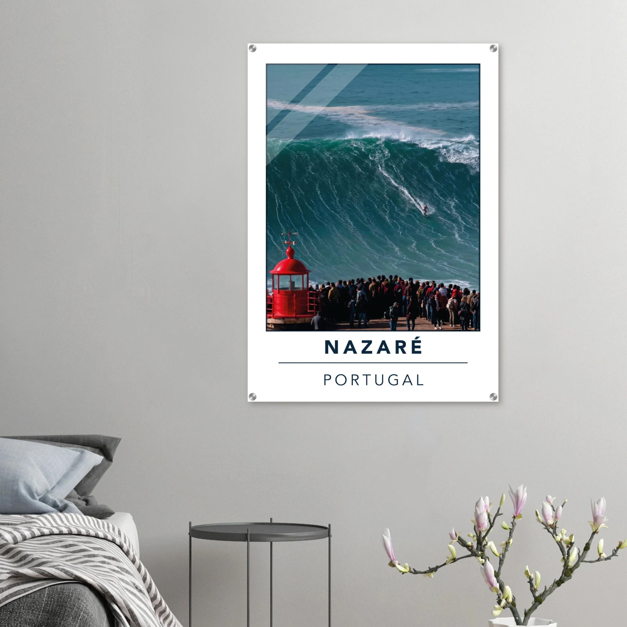 Nazaré, Portugal – Praia do Norte, weltgrößte Big-Wave-Welle Europas an der portugiesischen Atlantikküste. Kunstdruck auf Acrylglas.