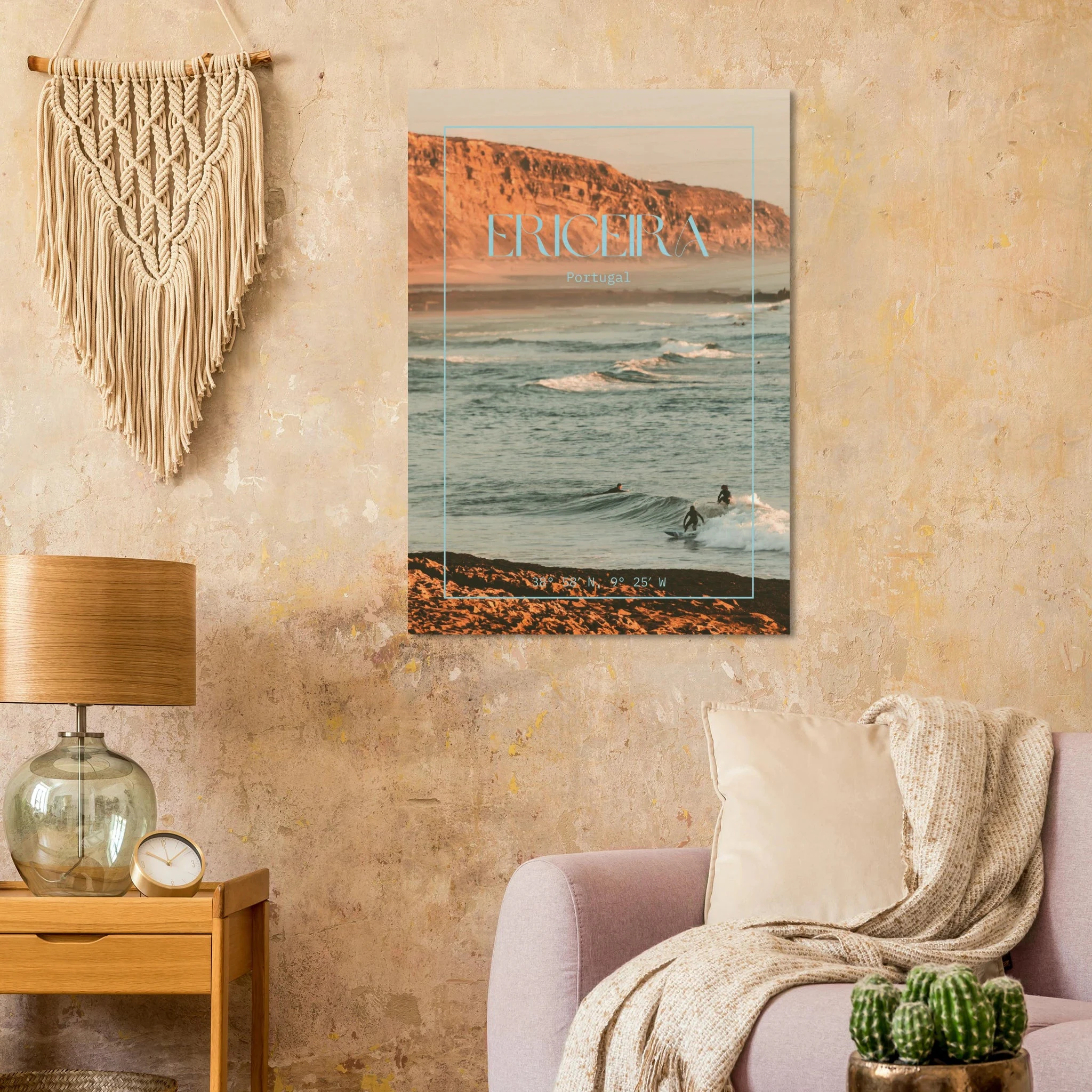 Ericeira, Portugal – World Surfing Reserve nördlich von Lissabon mit Reefbreaks wie Coxos und Ribeira d'Ilhas. Kunstdruck auf Holz.