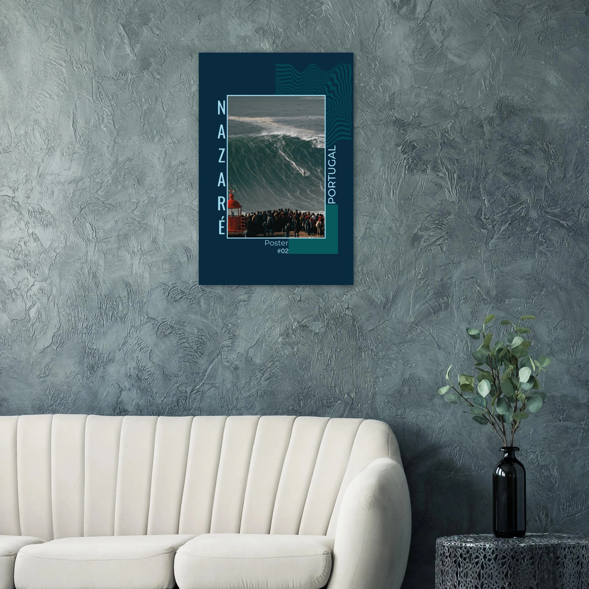 Nazaré, Portugal – Praia do Norte, weltgrößte Big-Wave-Welle Europas an der portugiesischen Atlantikküste. Poster.
