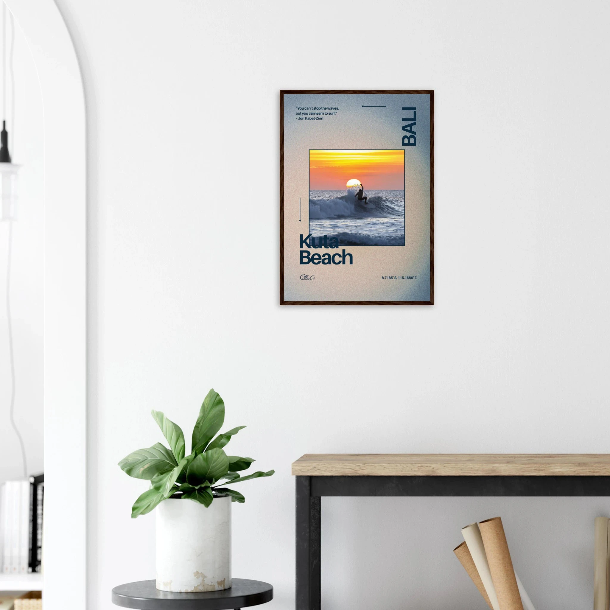Kuta Beach, Bali (Indonesien) – Belebter Beachbreak im Süden Balis, klassischer Einsteiger-Spot mit weichen Wellen. Poster im Holzrahmen.