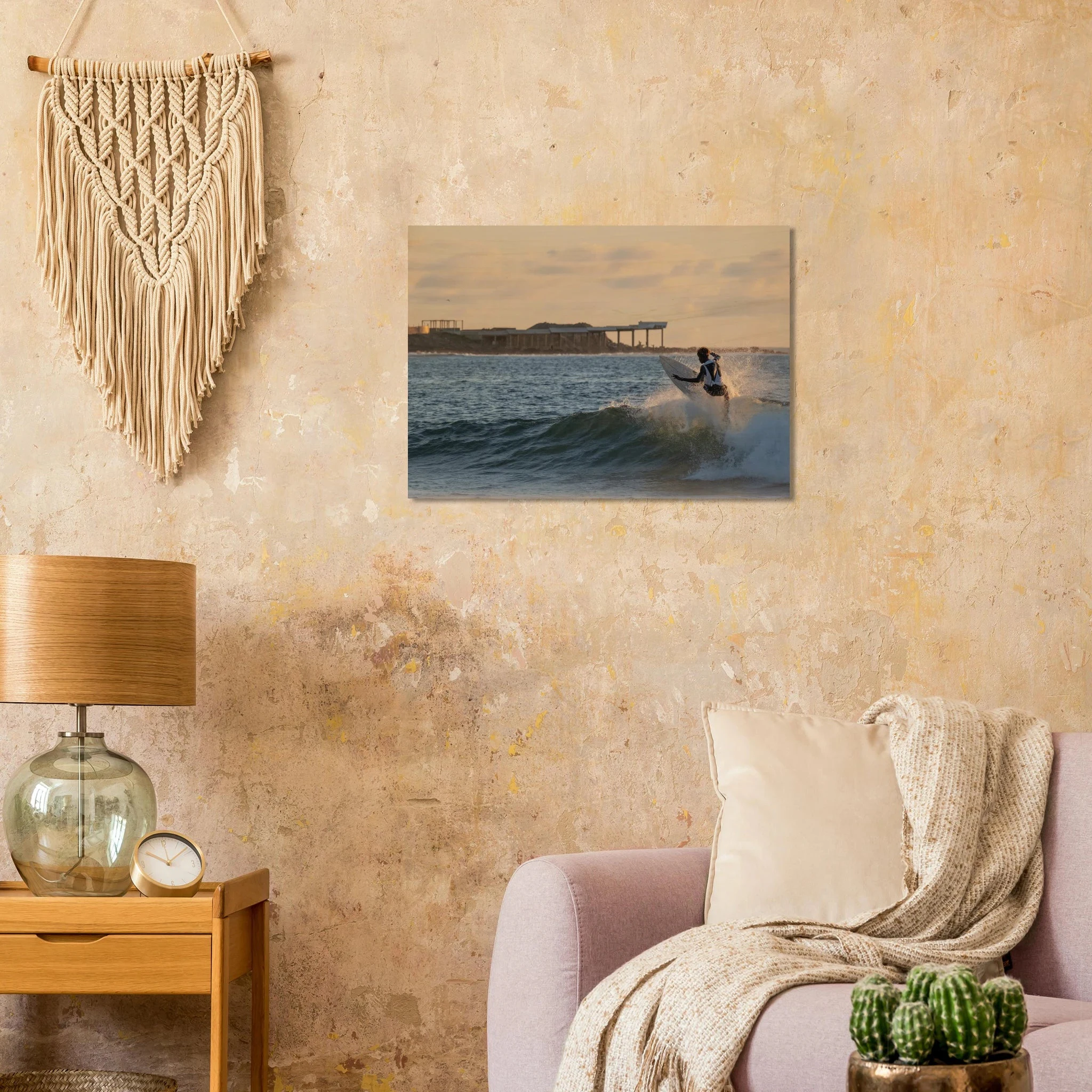 Busua, Ghana – Westafrikanisches Fischerdorf an der Goldküste mit konstantem Beachbreak und Surfschulen. Kunstdruck auf Holz.