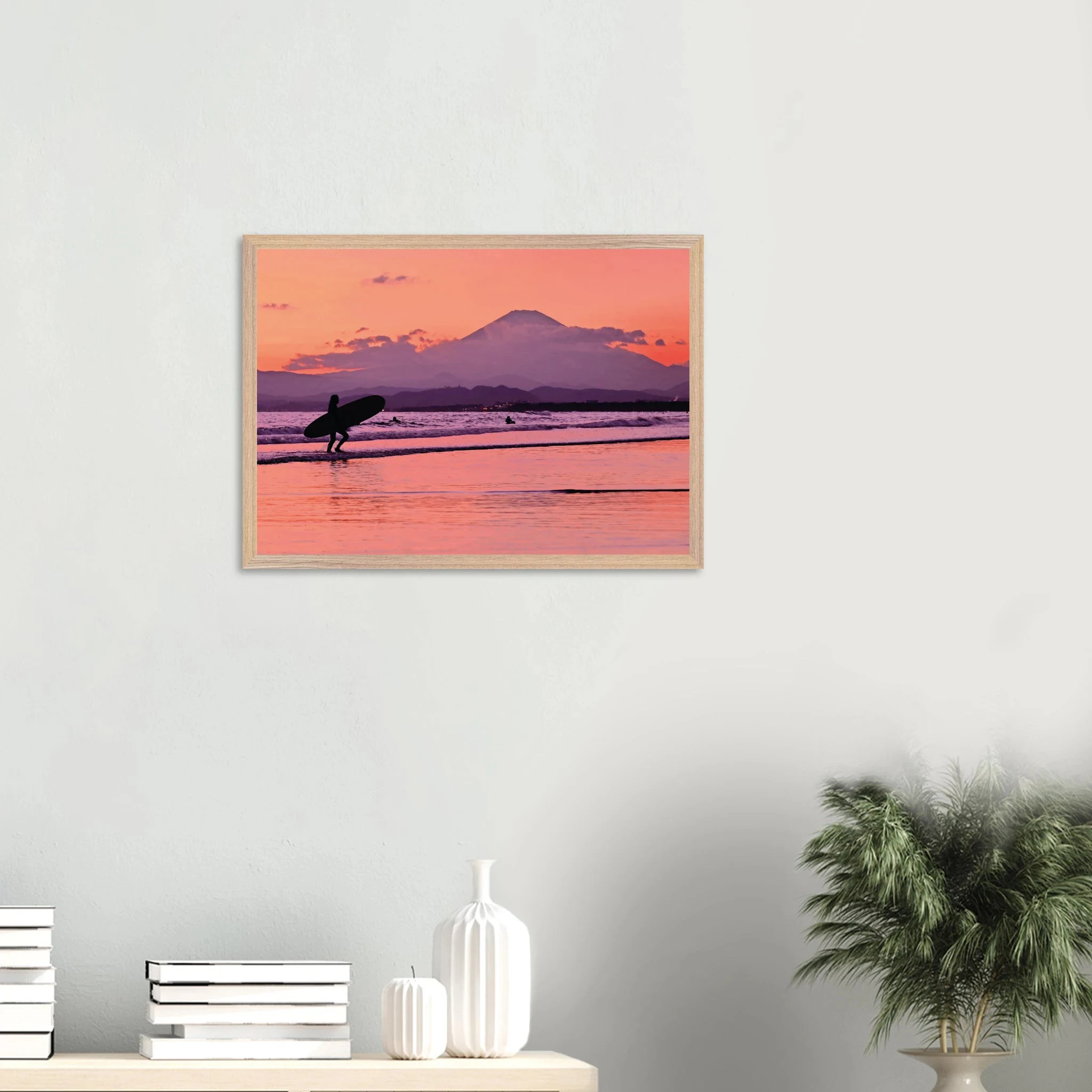 Shonan, Japan – Surfregion an der Sagami-Bucht südwestlich von Tokio, Wiege des japanischen Wellenreitens. Poster im Galerie-Holzrahmen.