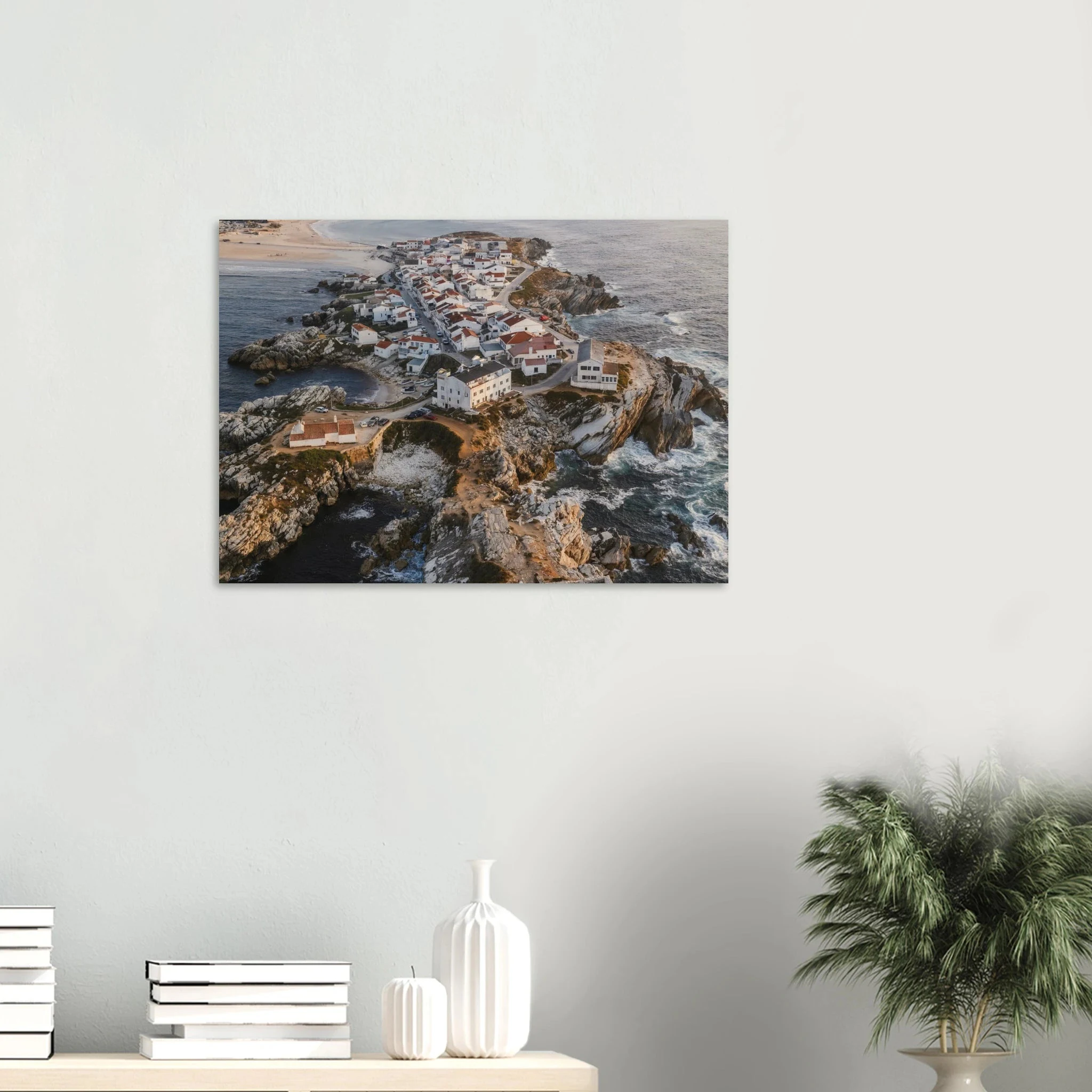 Peniche, Portugal – Halbinsel mit Supertubos-Beachbreak, Austragungsort der WSL Meo Rip Curl Pro Portugal. Kunstdruck auf Holz.