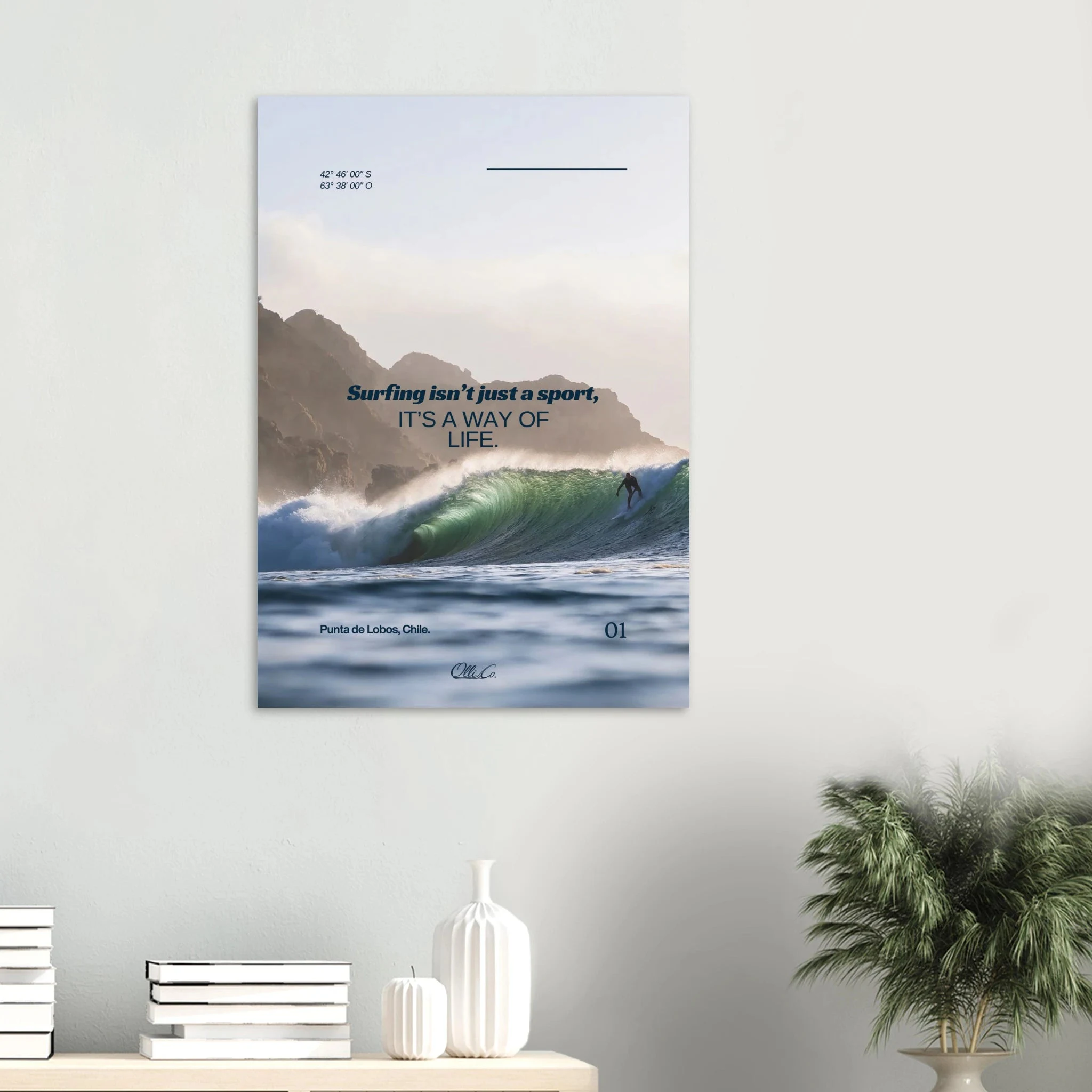 Punta de Lobos, Chile – Linker Pointbreak bei Pichilemu mit charakteristischen Felsnadeln Los Morros. Poster.