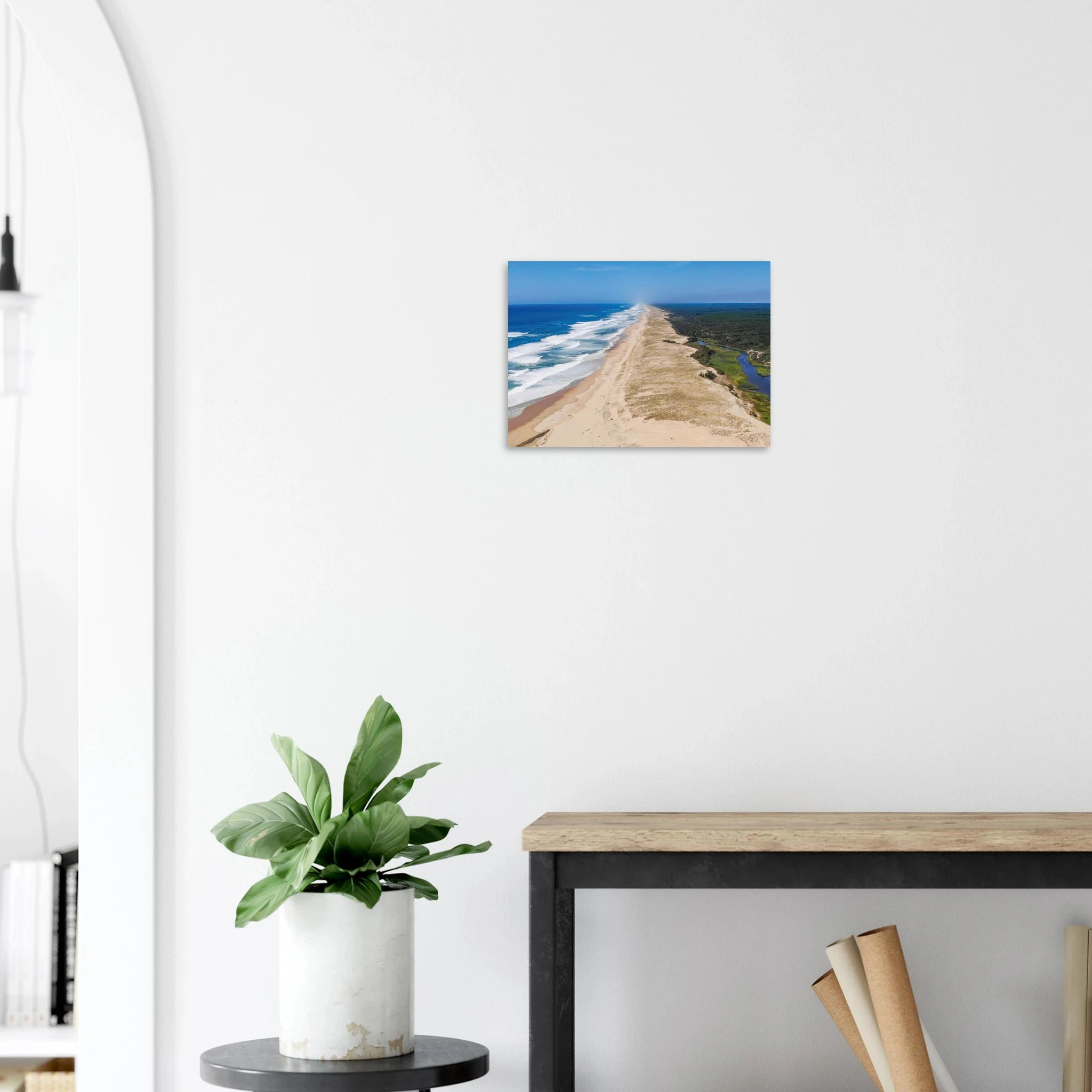 Moliets-et-Maa, Frankreich – Ruhiger Pinienwald-Strand in den Landes mit beständigem Atlantik-Swell für alle Levels. Poster.