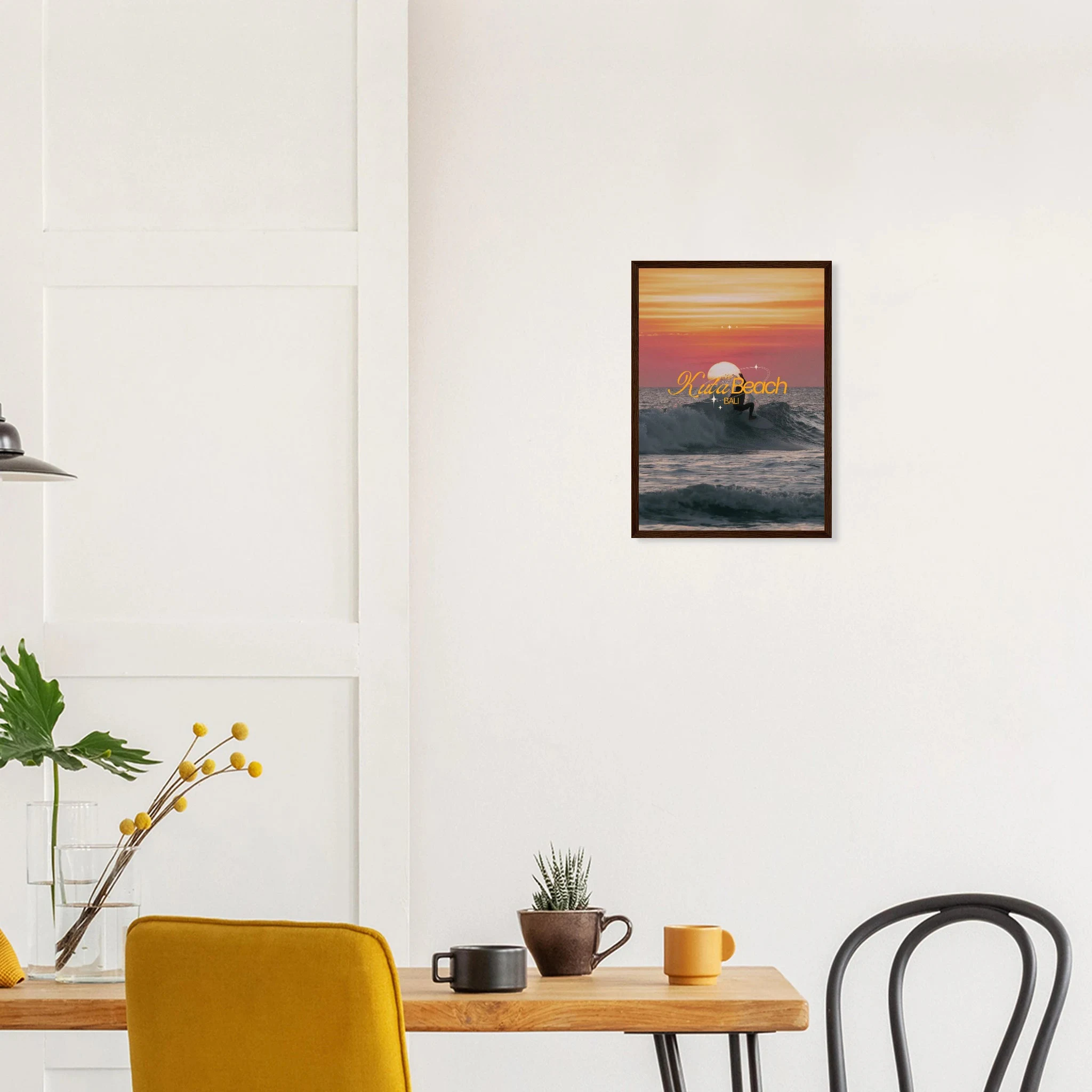 Kuta Beach, Bali (Indonesien) – Belebter Beachbreak im Süden Balis, klassischer Einsteiger-Spot mit weichen Wellen. Poster im Holzrahmen.