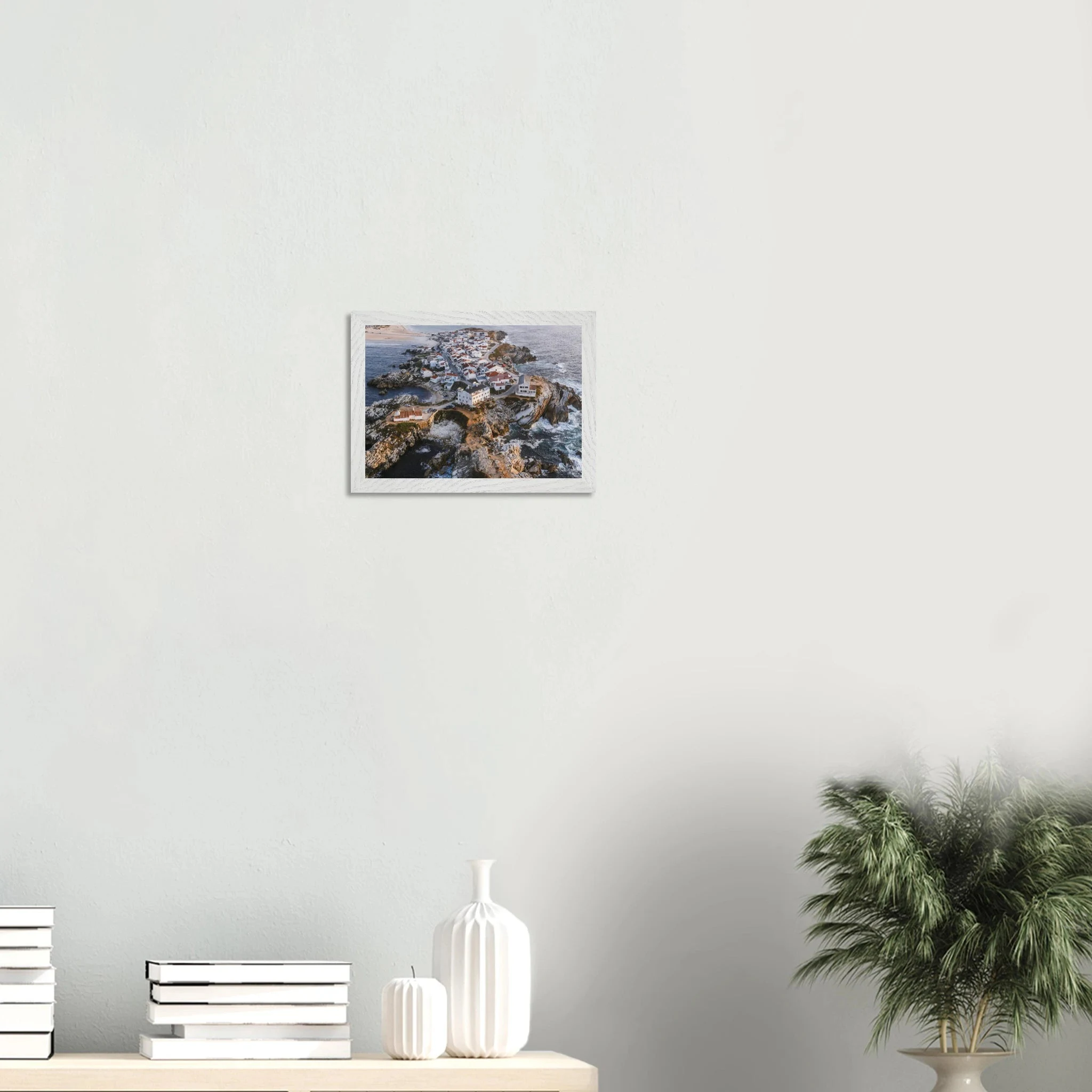 Peniche, Portugal – Halbinsel mit Supertubos-Beachbreak, Austragungsort der WSL Meo Rip Curl Pro Portugal. Poster im Galerie-Holzrahmen.