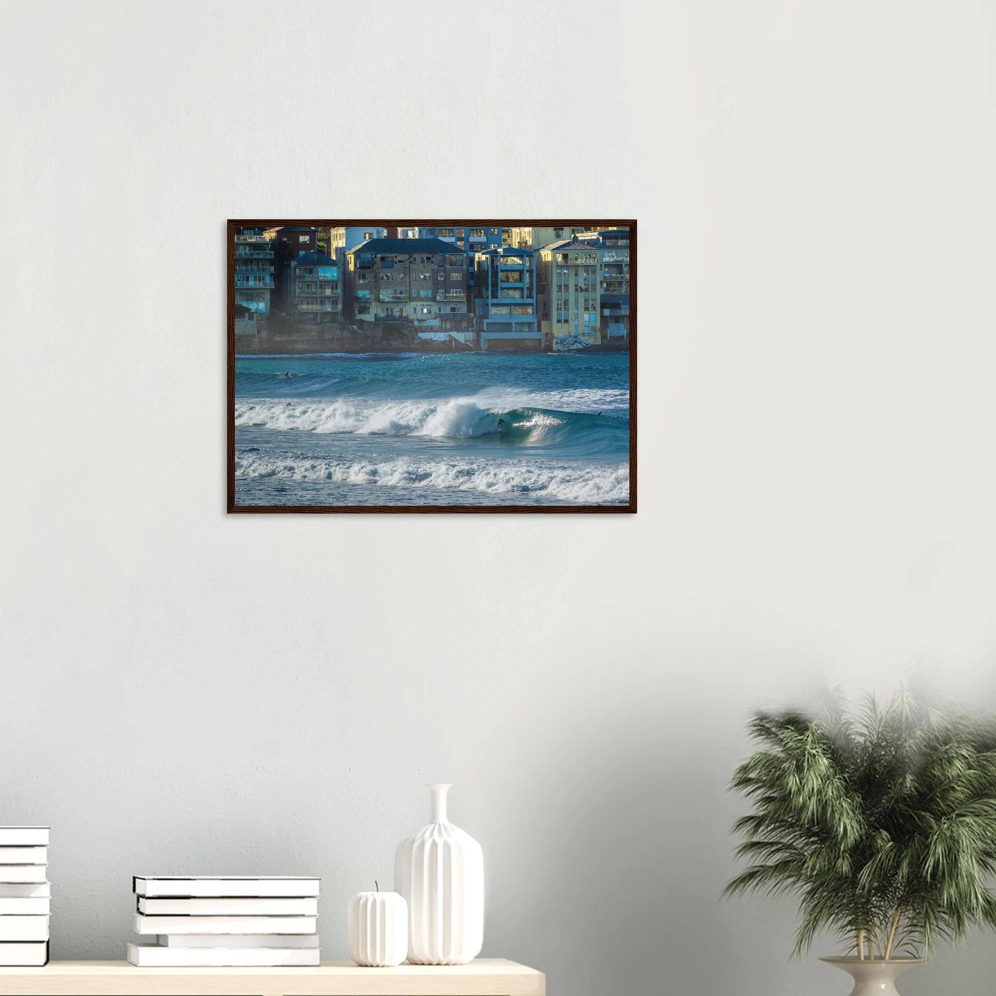 Bondi Beach, Australien – Ikonischer Stadtstrand im Osten Sydneys mit klassischem Beachbreak und Surfkultur-Geschichte. Poster im Holzrahmen.