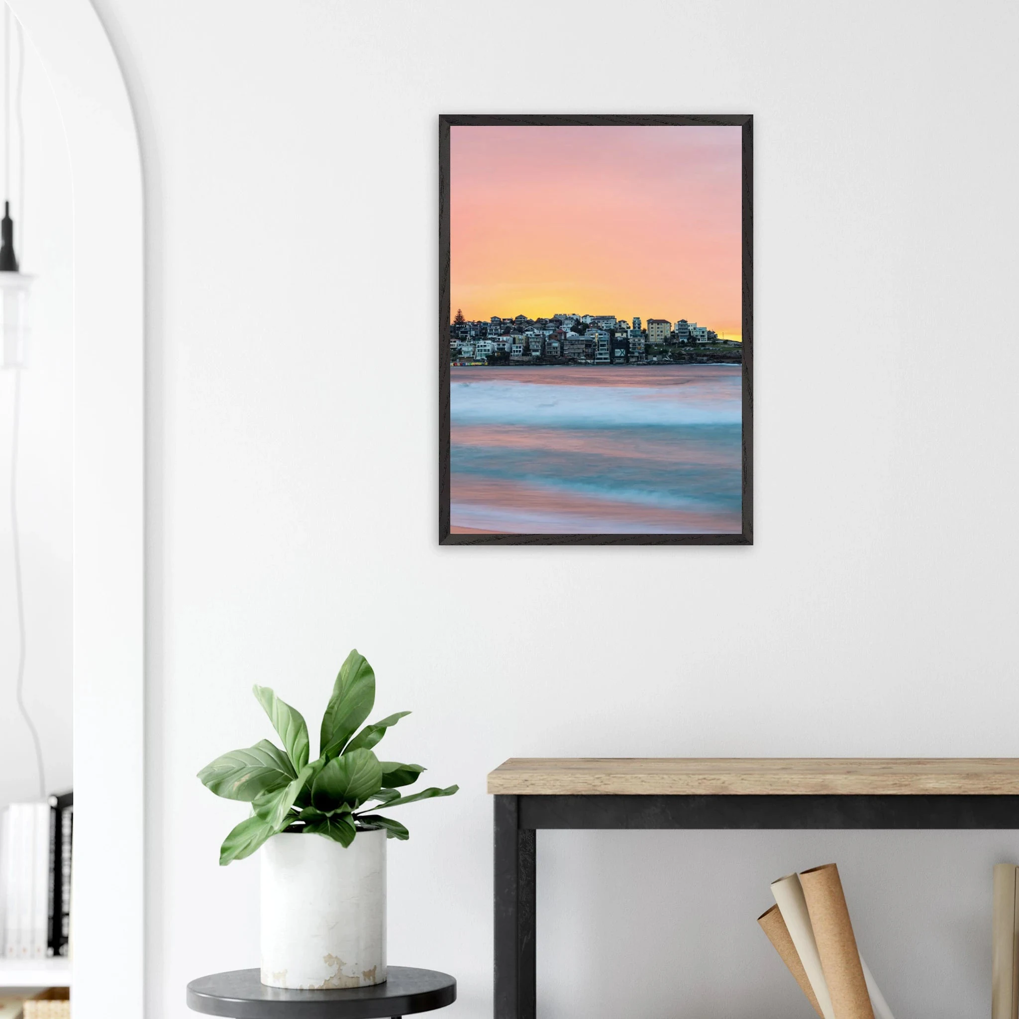 Bondi Beach, Australien – Ikonischer Stadtstrand im Osten Sydneys mit klassischem Beachbreak und Surfkultur-Geschichte. Poster im Galerie-Holzrahmen.