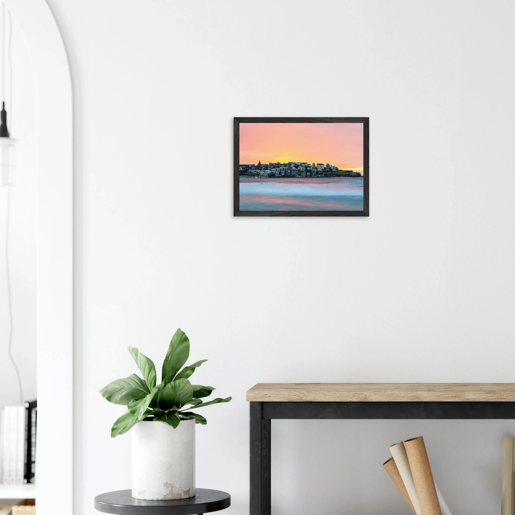 Bondi Beach, Australien – Ikonischer Stadtstrand im Osten Sydneys mit klassischem Beachbreak und Surfkultur-Geschichte. Poster im Galerie-Holzrahmen.